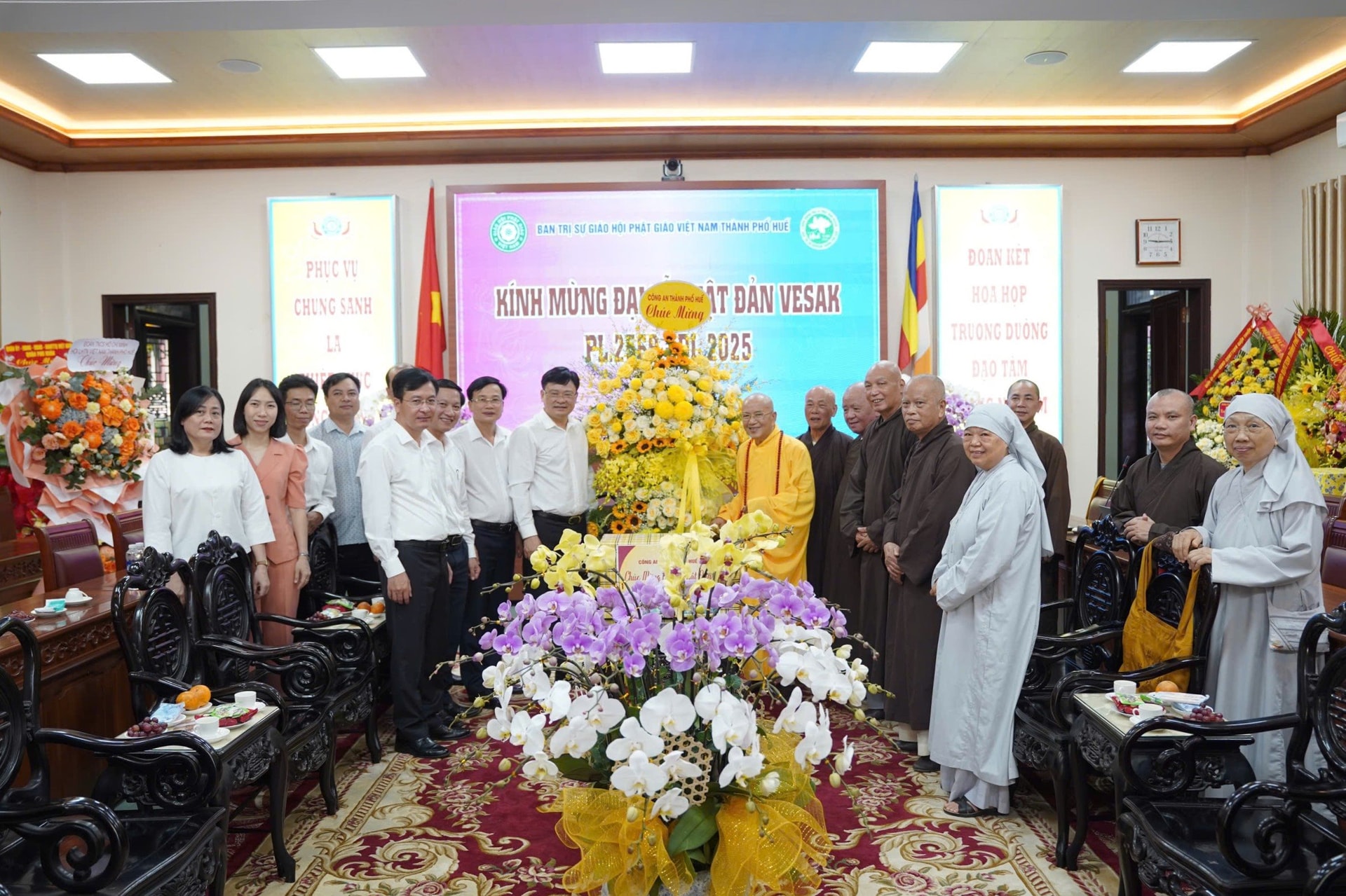 anh-1-lanh-dao-cong-an-thanh-pho-tham-phat-giao.jpg