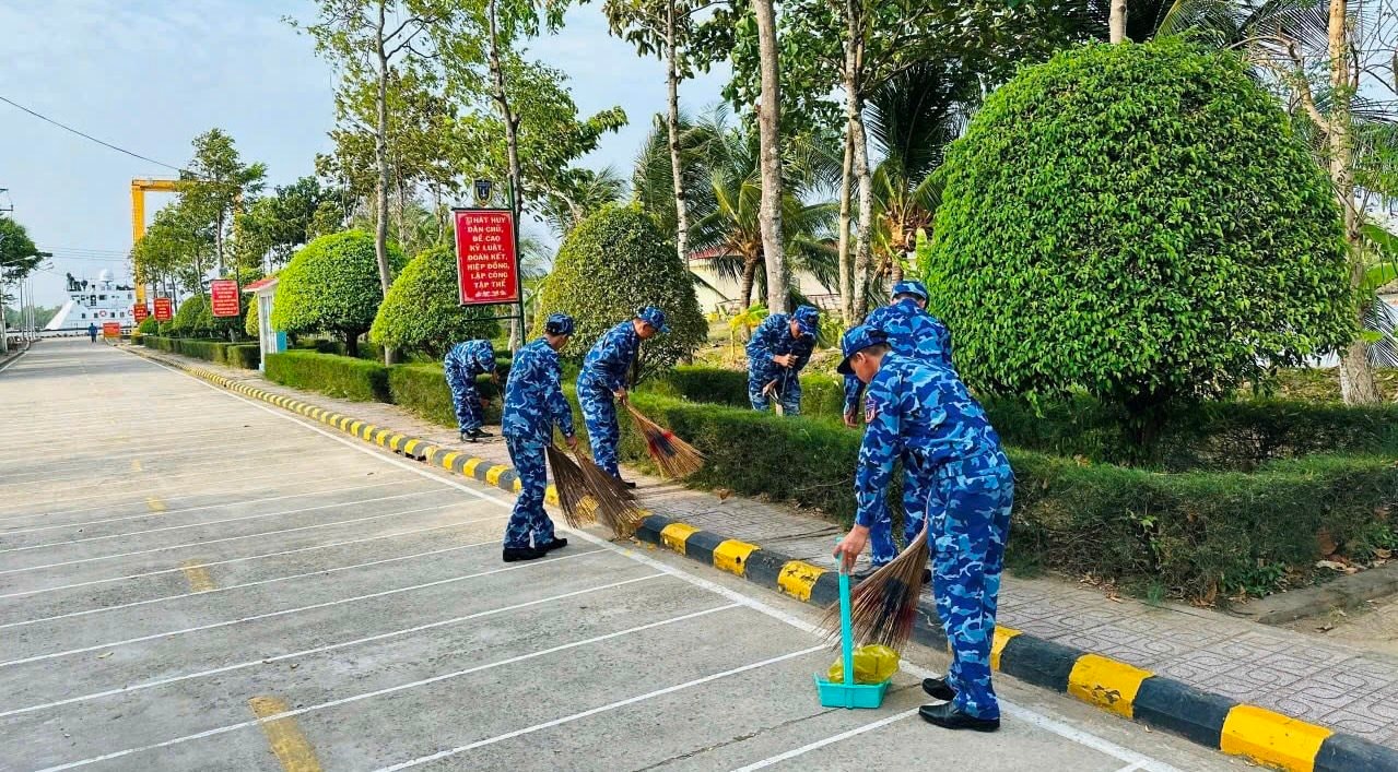 can-bo-chien-si-thuong-xuyen-ve-sinh-xay-dung-canh-quan-don-vi.jpeg