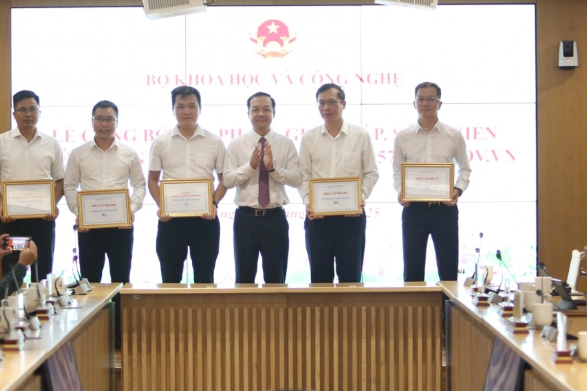 dai-dien-cac-doanh-nghiep-co-san-pham-duoc-lua-chon-nhan-ky-niem-chuong..png