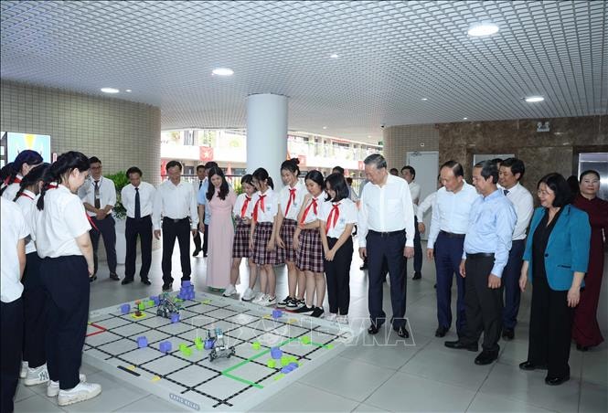Tổng Bí thư Tô Lâm: Thúc đẩy đổi mới sáng tạo, chuyển đổi số trong trường học, không để học sinh nào bị bỏ lại phía sau- Ảnh 6.