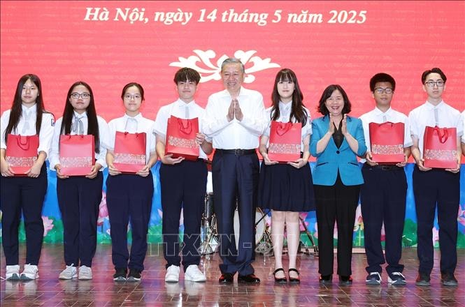 Tổng Bí thư Tô Lâm: Thúc đẩy đổi mới sáng tạo, chuyển đổi số trong trường học, không để học sinh nào bị bỏ lại phía sau- Ảnh 4.