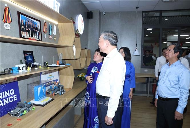 Tổng Bí thư Tô Lâm: Thúc đẩy đổi mới sáng tạo, chuyển đổi số trong trường học, không để học sinh nào bị bỏ lại phía sau- Ảnh 2.