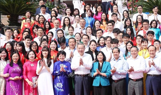 Tổng Bí thư Tô Lâm: Thúc đẩy đổi mới sáng tạo, chuyển đổi số trong trường học, không để học sinh nào bị bỏ lại phía sau- Ảnh 9.