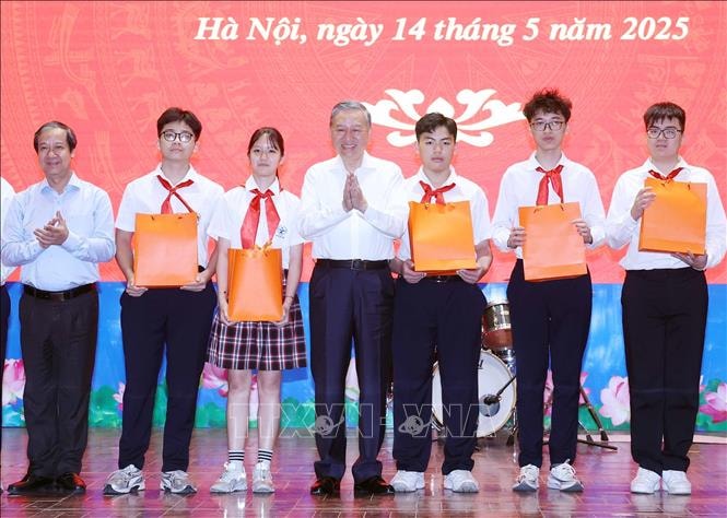 Tổng Bí thư Tô Lâm: Thúc đẩy đổi mới sáng tạo, chuyển đổi số trong trường học, không để học sinh nào bị bỏ lại phía sau- Ảnh 7.