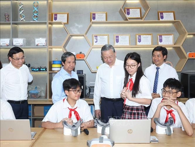 Tổng Bí thư Tô Lâm: Thúc đẩy đổi mới sáng tạo, chuyển đổi số trong trường học, không để học sinh nào bị bỏ lại phía sau- Ảnh 5.