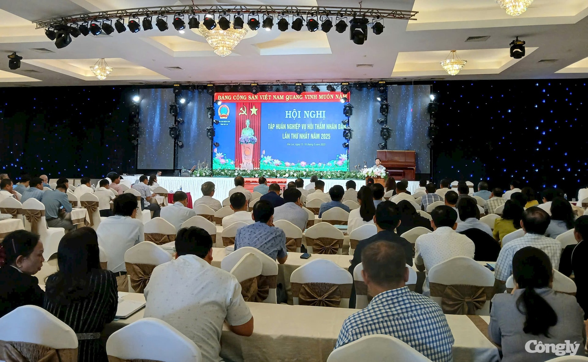 W_toan-canh.jpg
