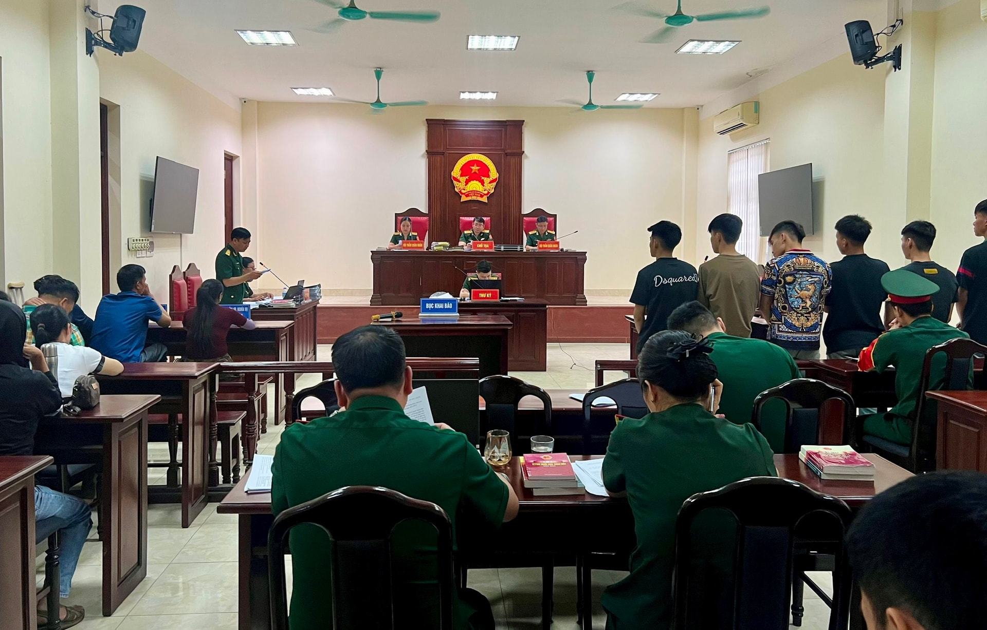 quang-canh-phien-toa.jpg