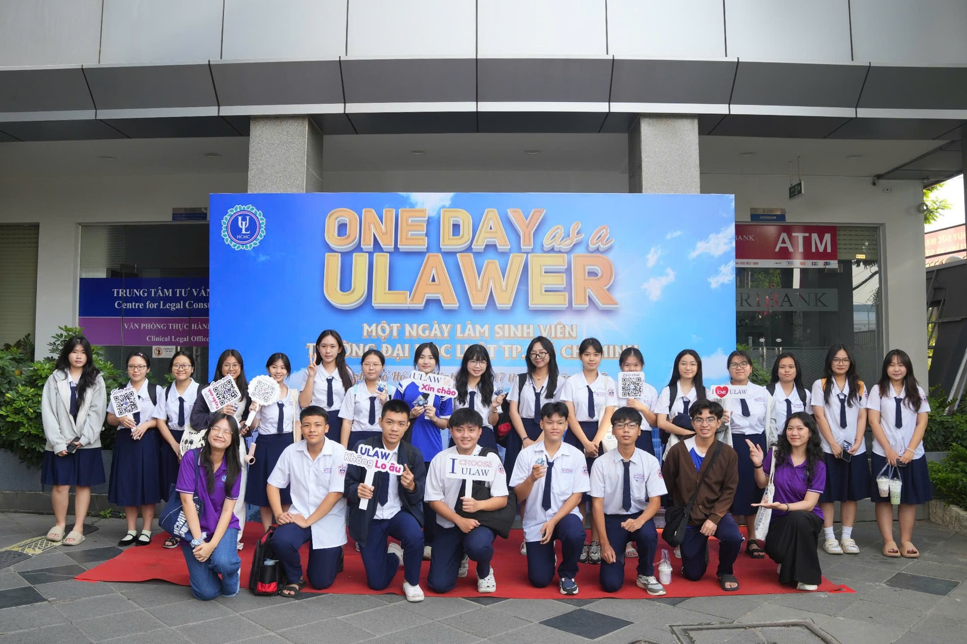 cac-ban-hoc-sinh-hao-huc-check-in-tai-khu-vuc-chup-hinh-trong-ngay-hoi-.jpg