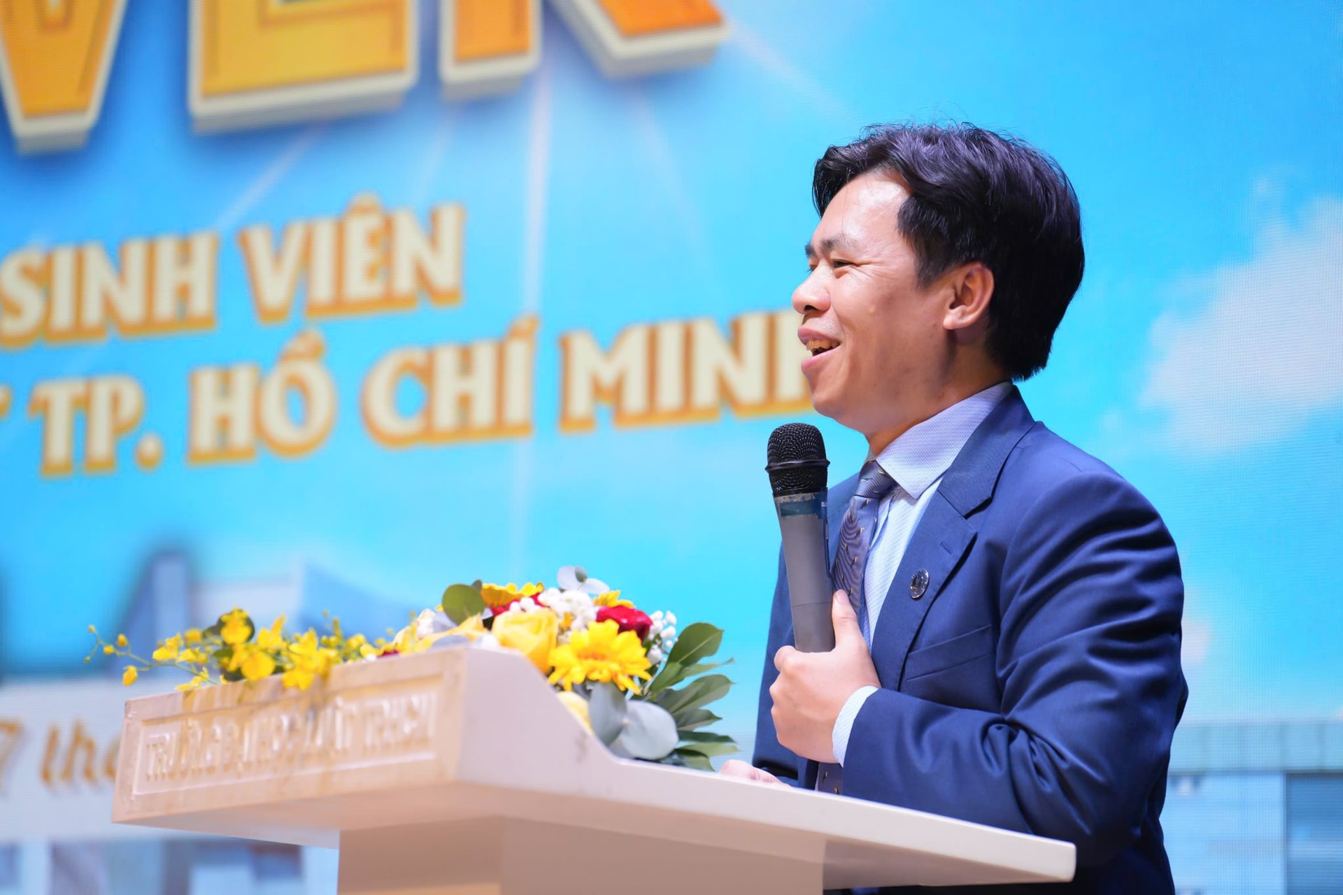 gs.ts.-do-van-dai-pho-hieu-truong-truong-dai-hoc-luat-tp.hcm-phat-bieu-khai-mac-chuong-trinh.jpg