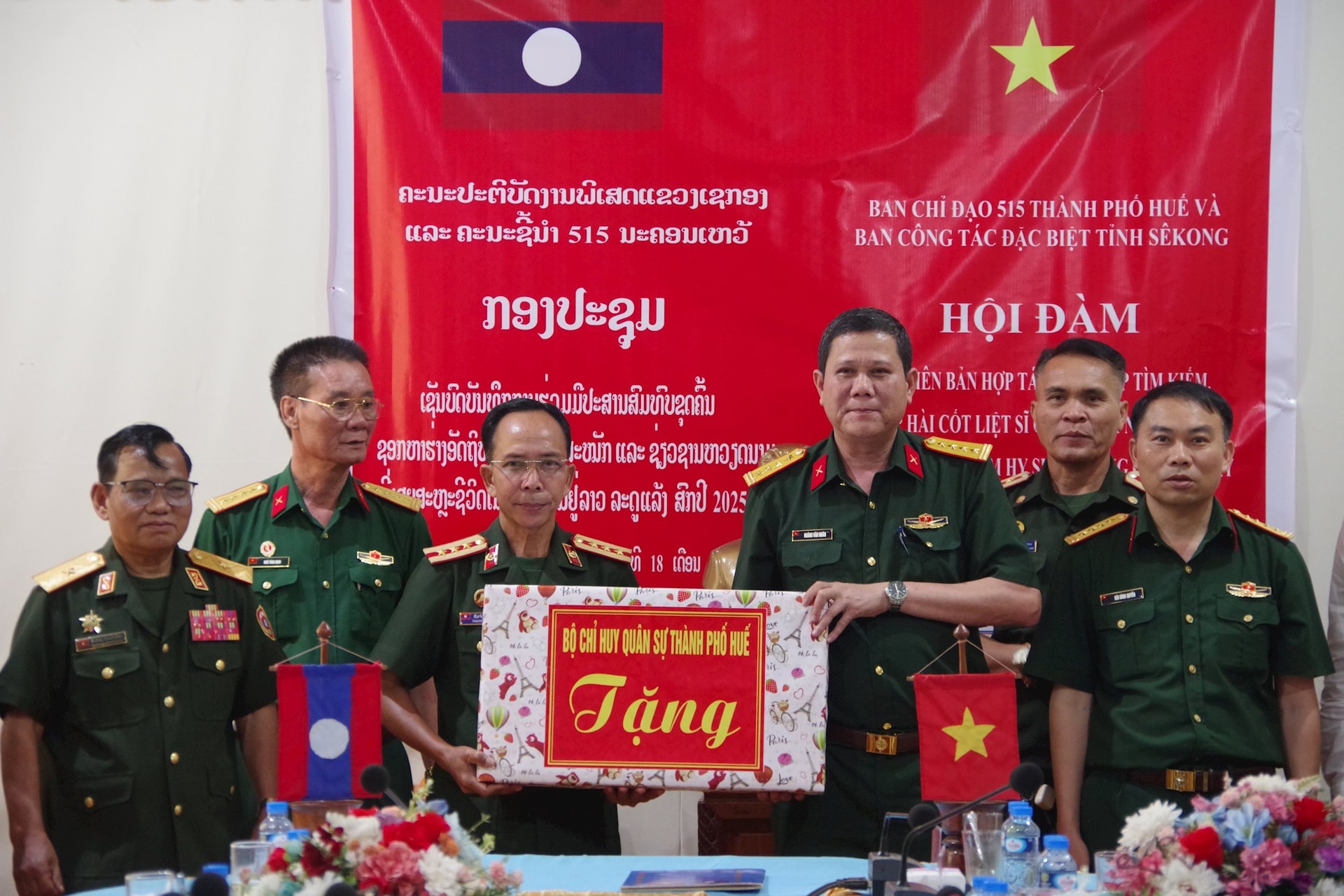 anh-6-trao-qua-cua-bo-chqs-thanh-pho-hue-cho-bo-chqs-tinh-sekong.jpg