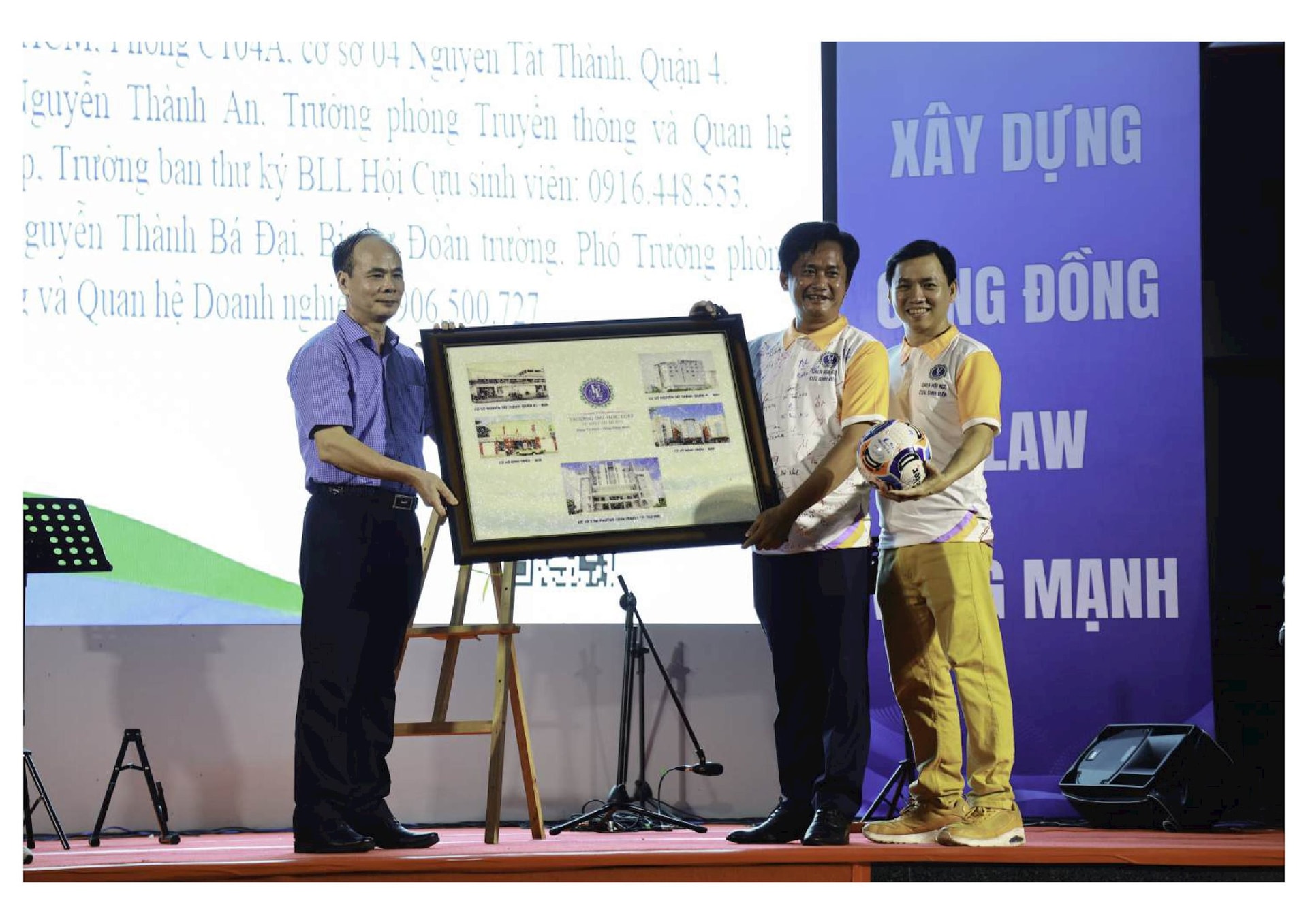 dau-gia-thanh-cong-vat-pham-buc-tranh-gao-cac-co-so-cua-nha-truong-qua-tung-thoi-ky-da-nen.jpg