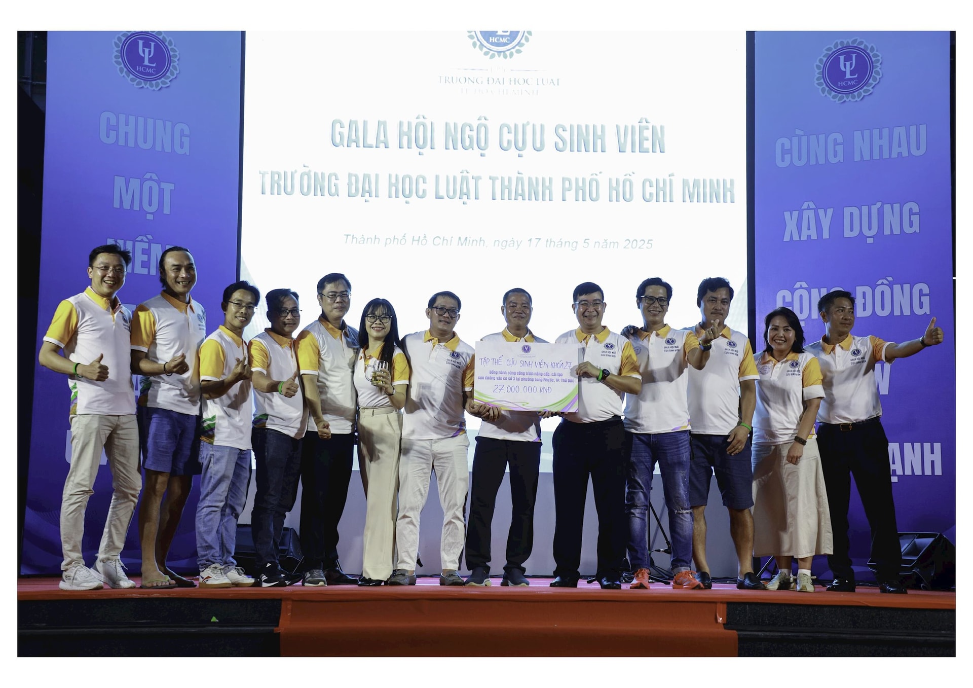tap-the-cuu-nguoi-hoc-khoa-27-trao-tang-bang-tuong-trung-27-trieu-dong-toi-nha-truong-2-.jpg