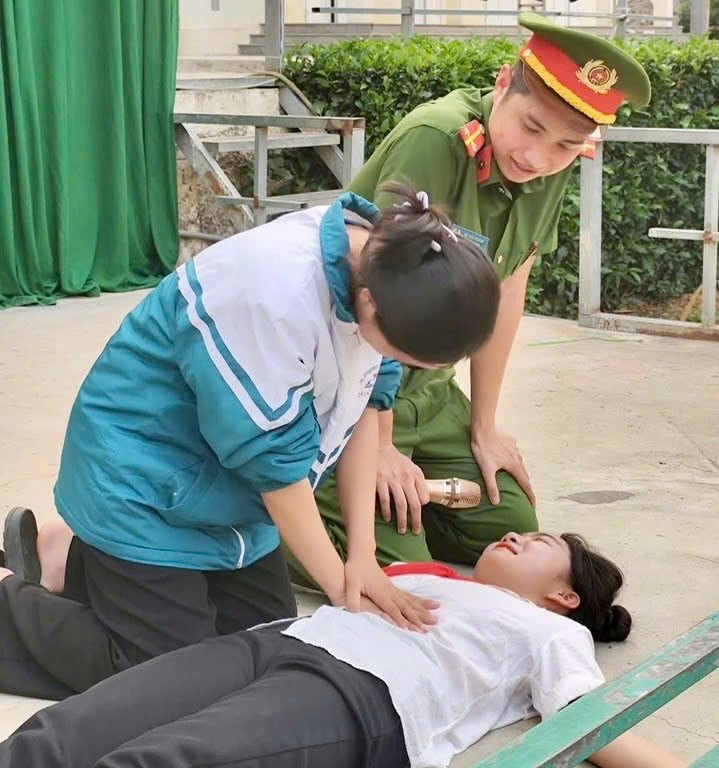 tuyentruyen2.jpg
