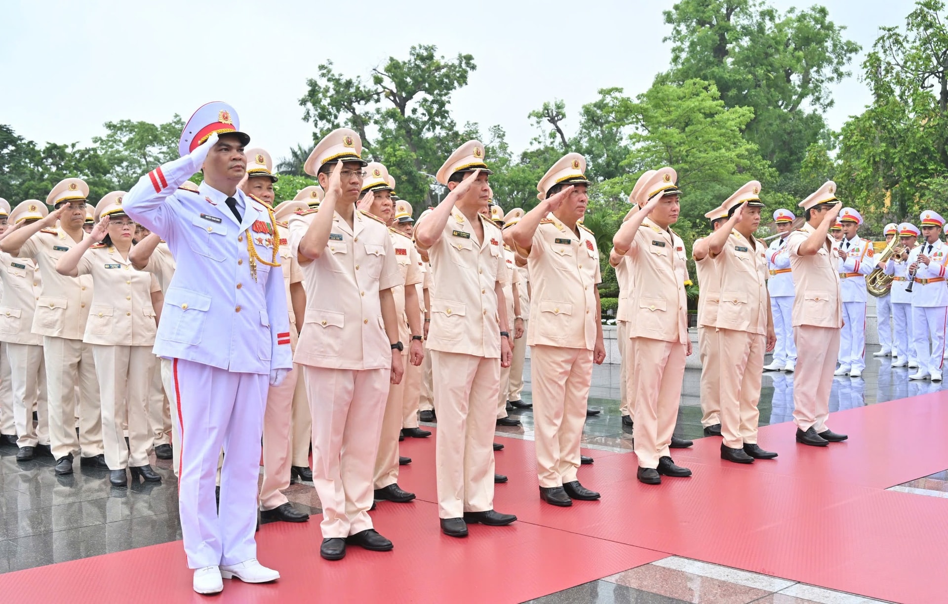 Kỷ niệm 135 năm Ngày sinh Chủ tịch Hồ Chí Minh: Lãnh đạo Đảng, Nhà nước vào Lăng viếng Bác- Ảnh 11.