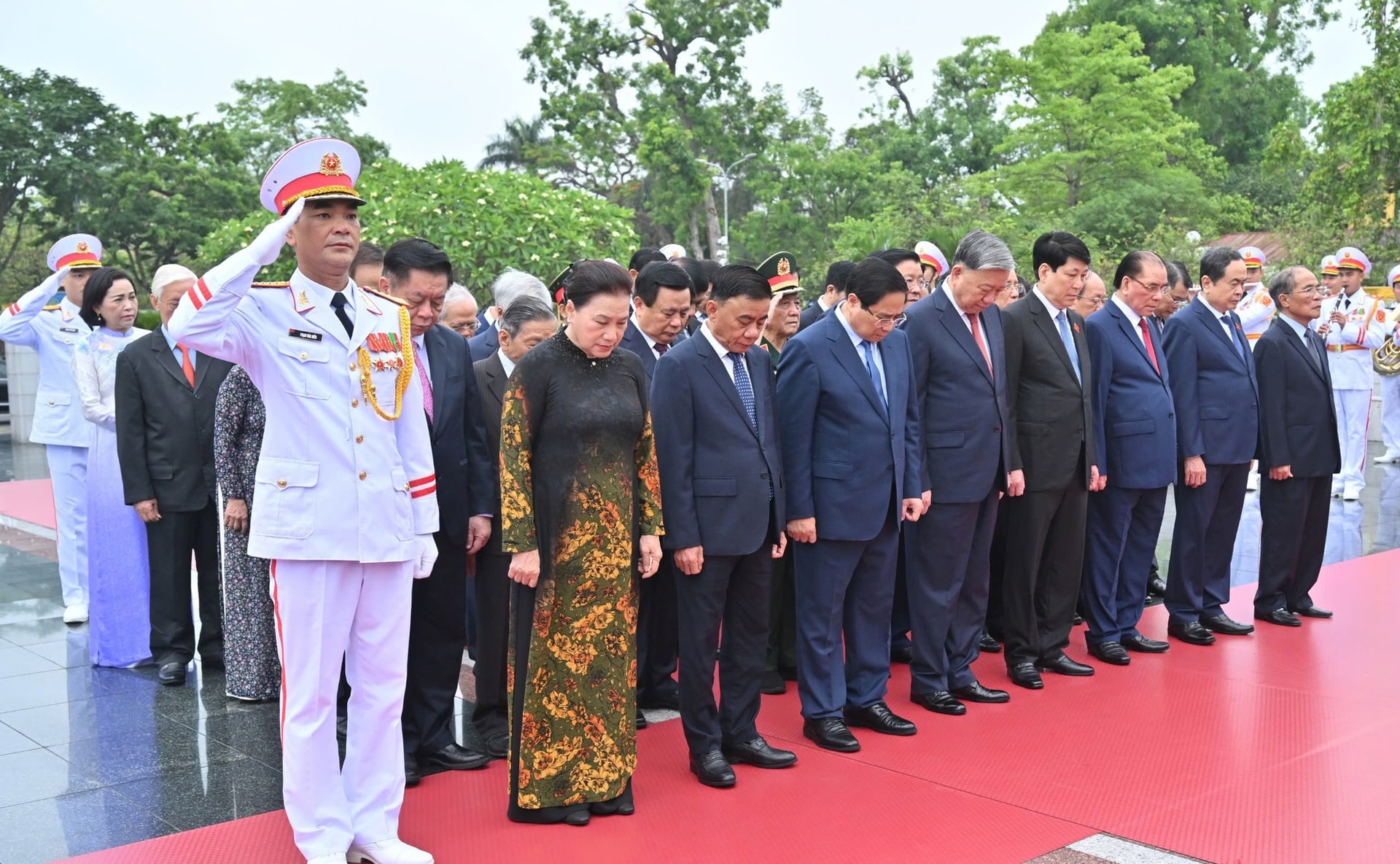 Kỷ niệm 135 năm Ngày sinh Chủ tịch Hồ Chí Minh: Lãnh đạo Đảng, Nhà nước vào Lăng viếng Bác- Ảnh 9.