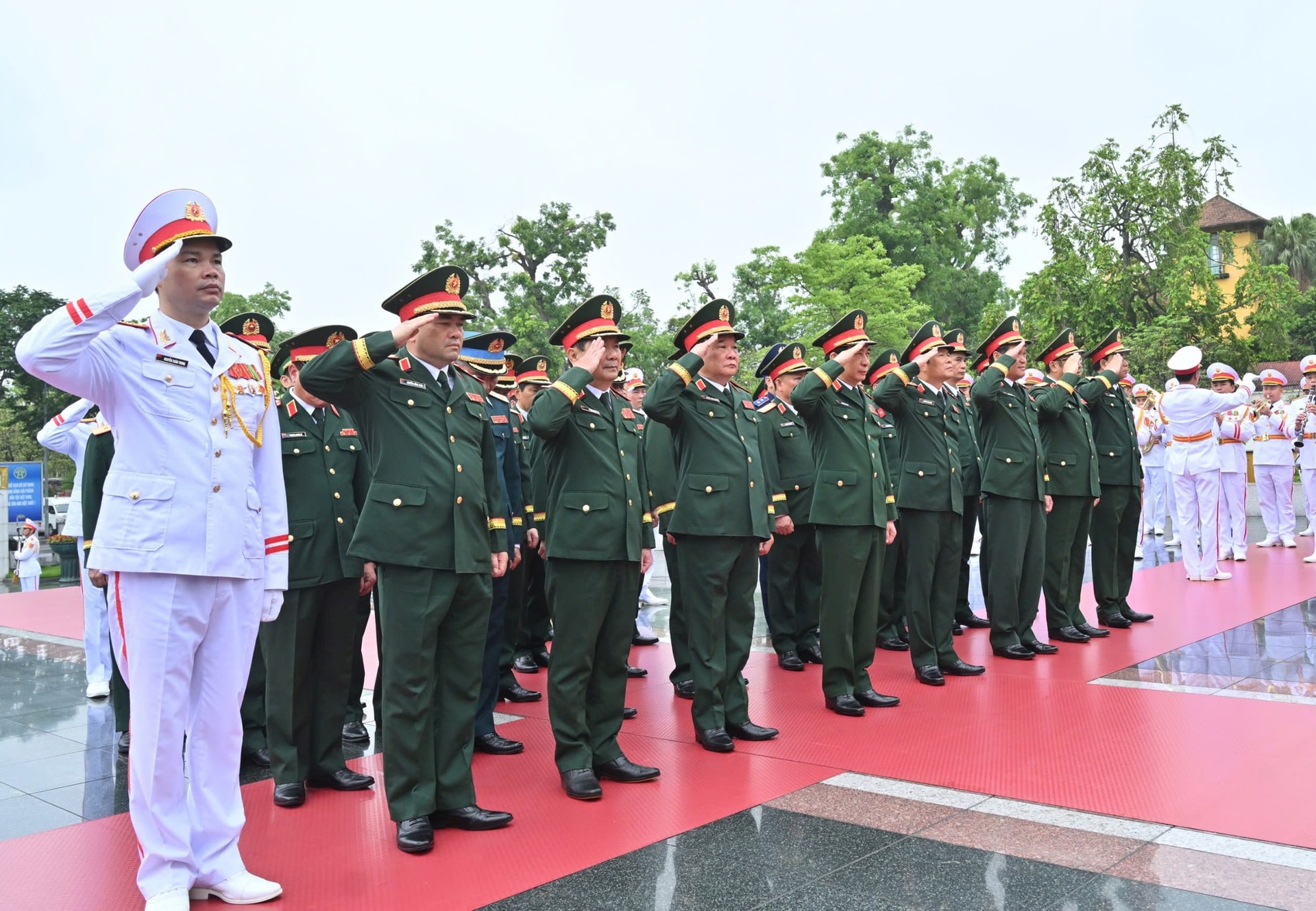 Kỷ niệm 135 năm Ngày sinh Chủ tịch Hồ Chí Minh: Lãnh đạo Đảng, Nhà nước vào Lăng viếng Bác- Ảnh 10.