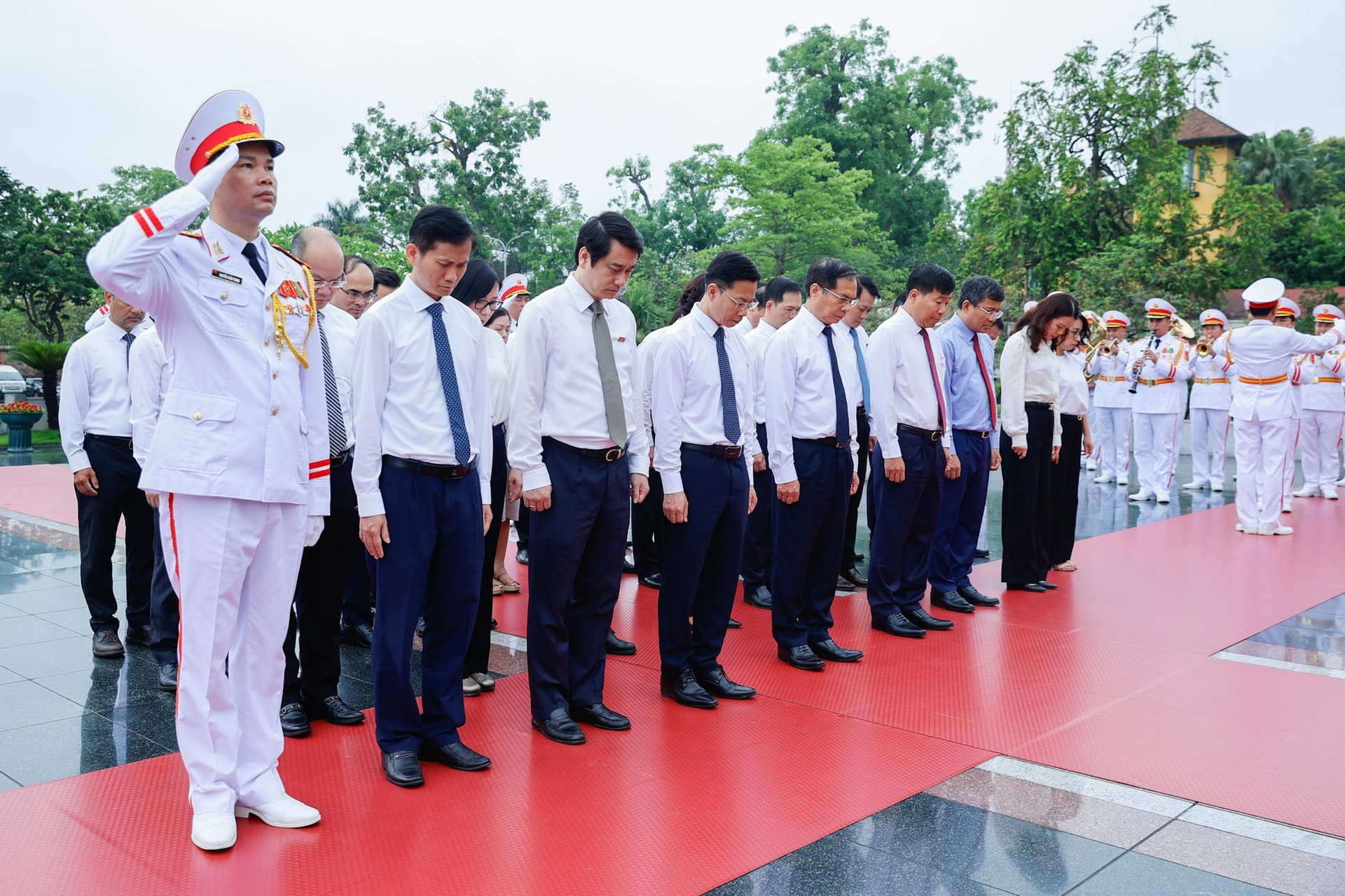Kỷ niệm 135 năm Ngày sinh Chủ tịch Hồ Chí Minh: Lãnh đạo Đảng, Nhà nước vào Lăng viếng Bác- Ảnh 12.