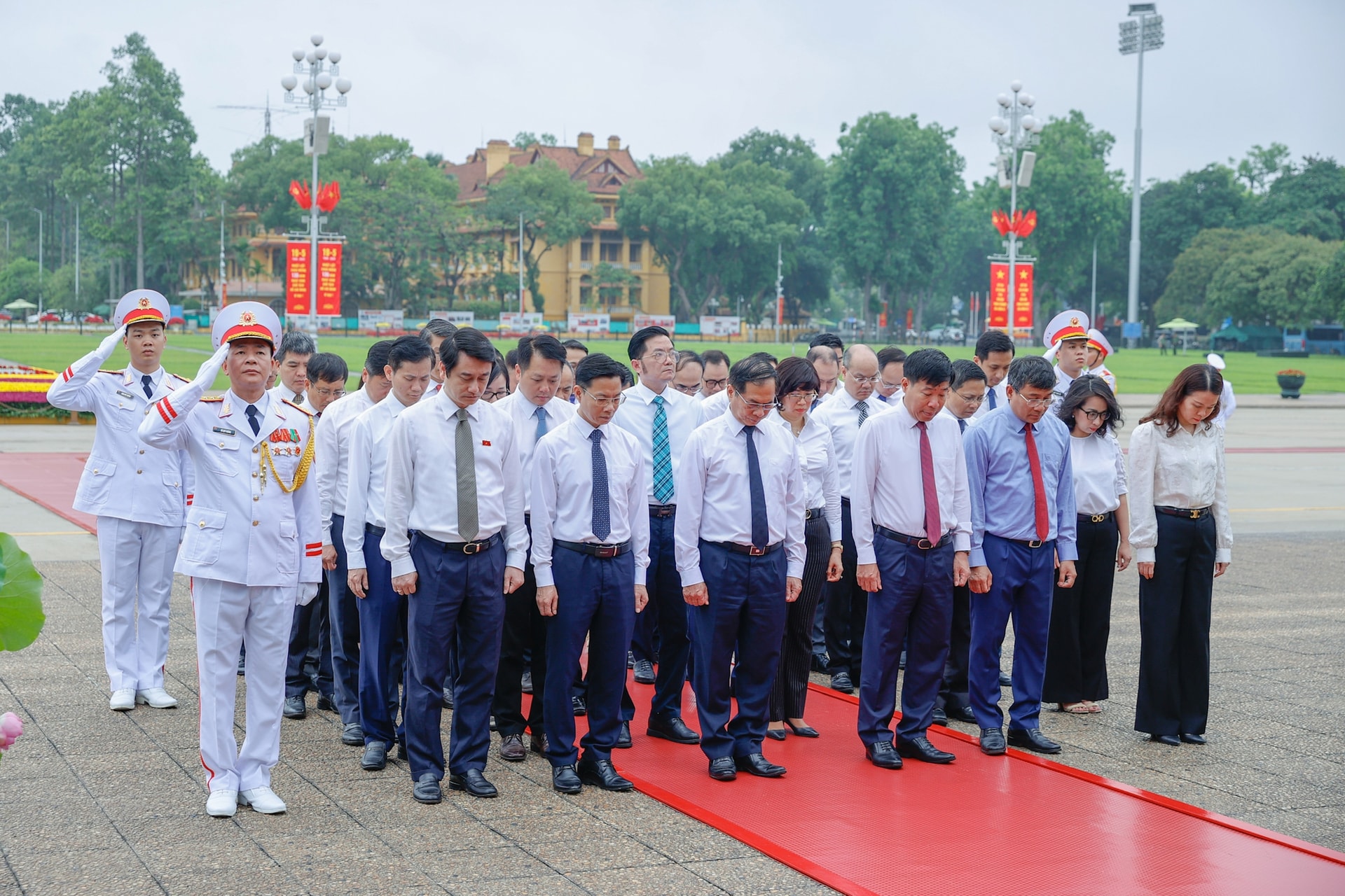 Kỷ niệm 135 năm Ngày sinh Chủ tịch Hồ Chí Minh: Lãnh đạo Đảng, Nhà nước vào Lăng viếng Bác- Ảnh 6.