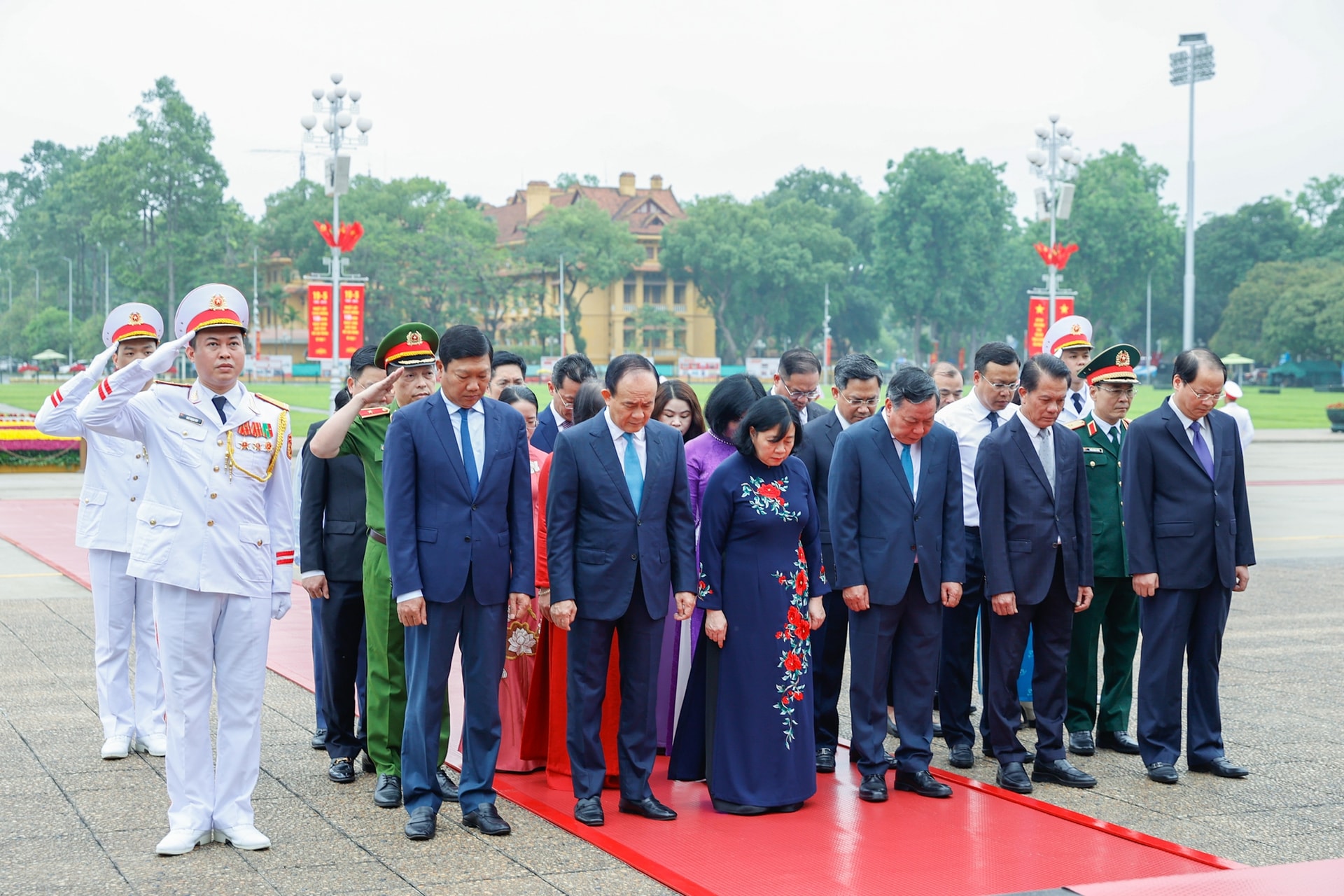 Kỷ niệm 135 năm Ngày sinh Chủ tịch Hồ Chí Minh: Lãnh đạo Đảng, Nhà nước vào Lăng viếng Bác- Ảnh 5.