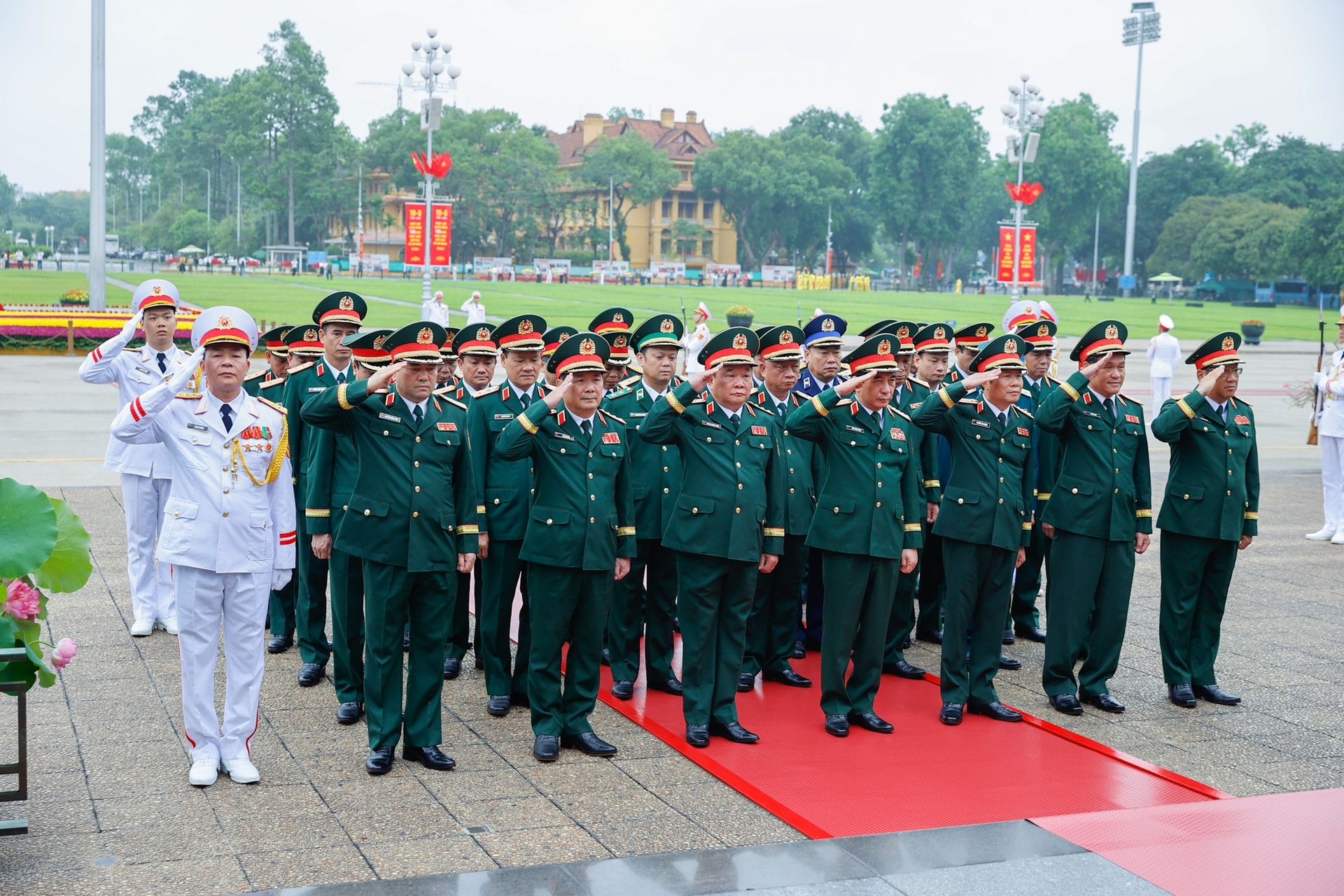 Kỷ niệm 135 năm Ngày sinh Chủ tịch Hồ Chí Minh: Lãnh đạo Đảng, Nhà nước vào Lăng viếng Bác- Ảnh 3.
