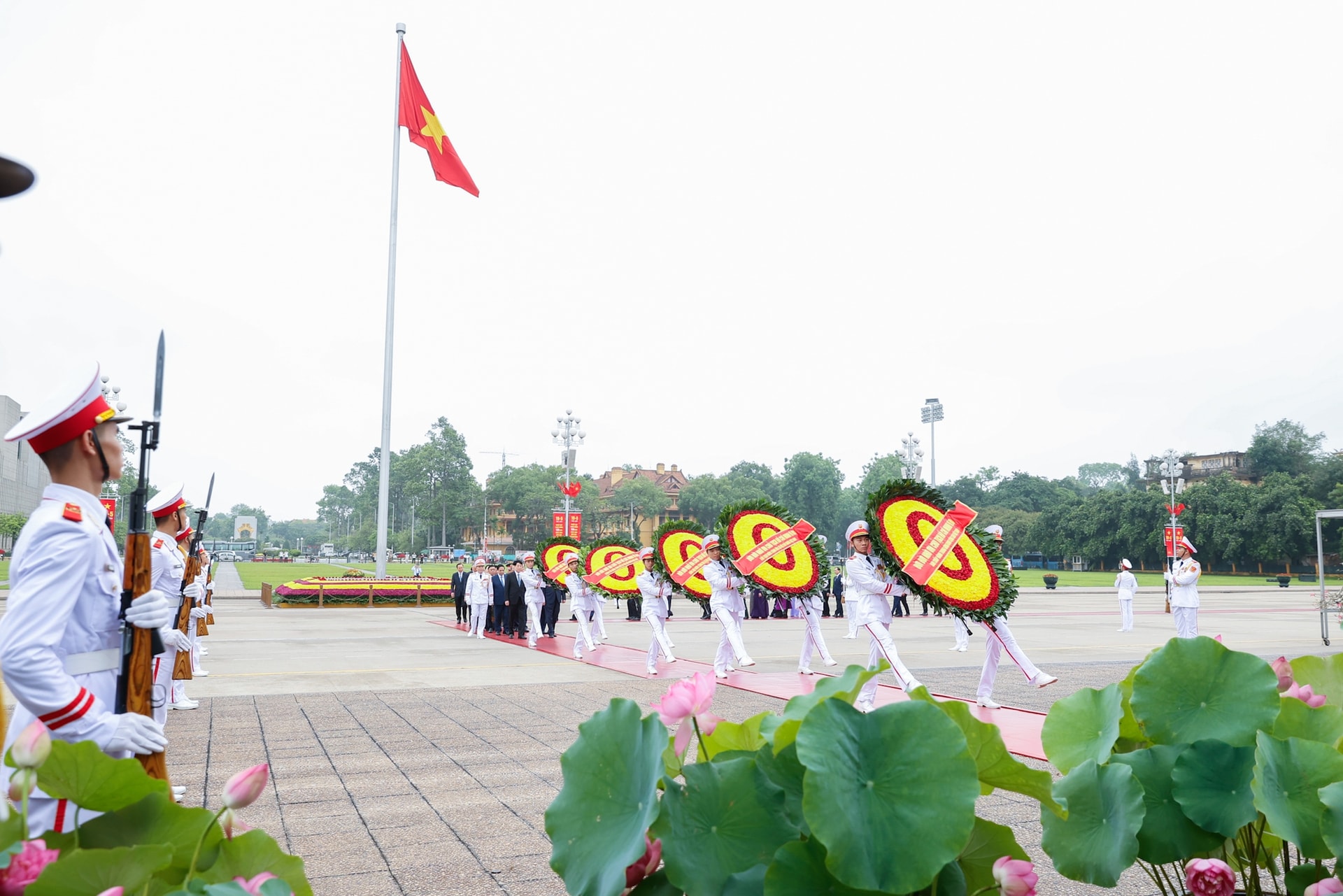 Kỷ niệm 135 năm Ngày sinh Chủ tịch Hồ Chí Minh: Lãnh đạo Đảng, Nhà nước vào Lăng viếng Bác- Ảnh 1.