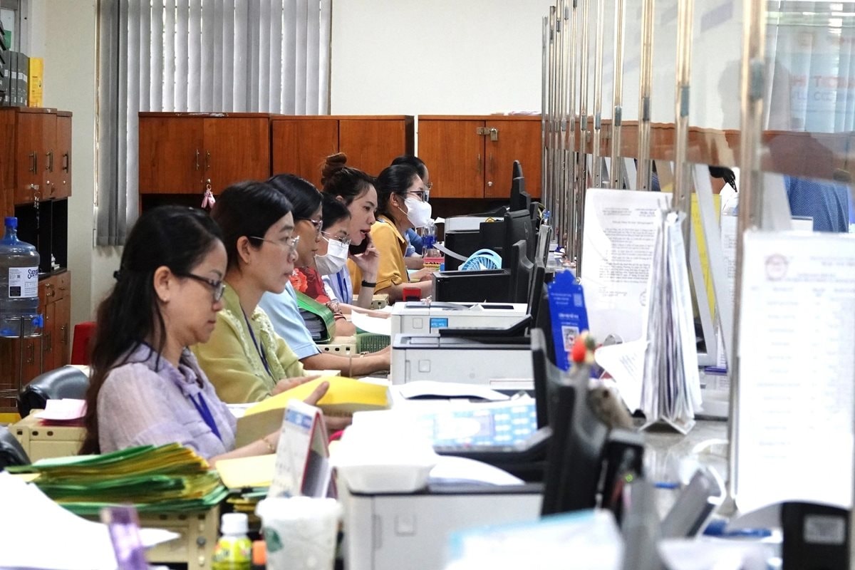chan-chinh-lam-viec-cam-chung-trong-sap-xep-bo-may.jpg