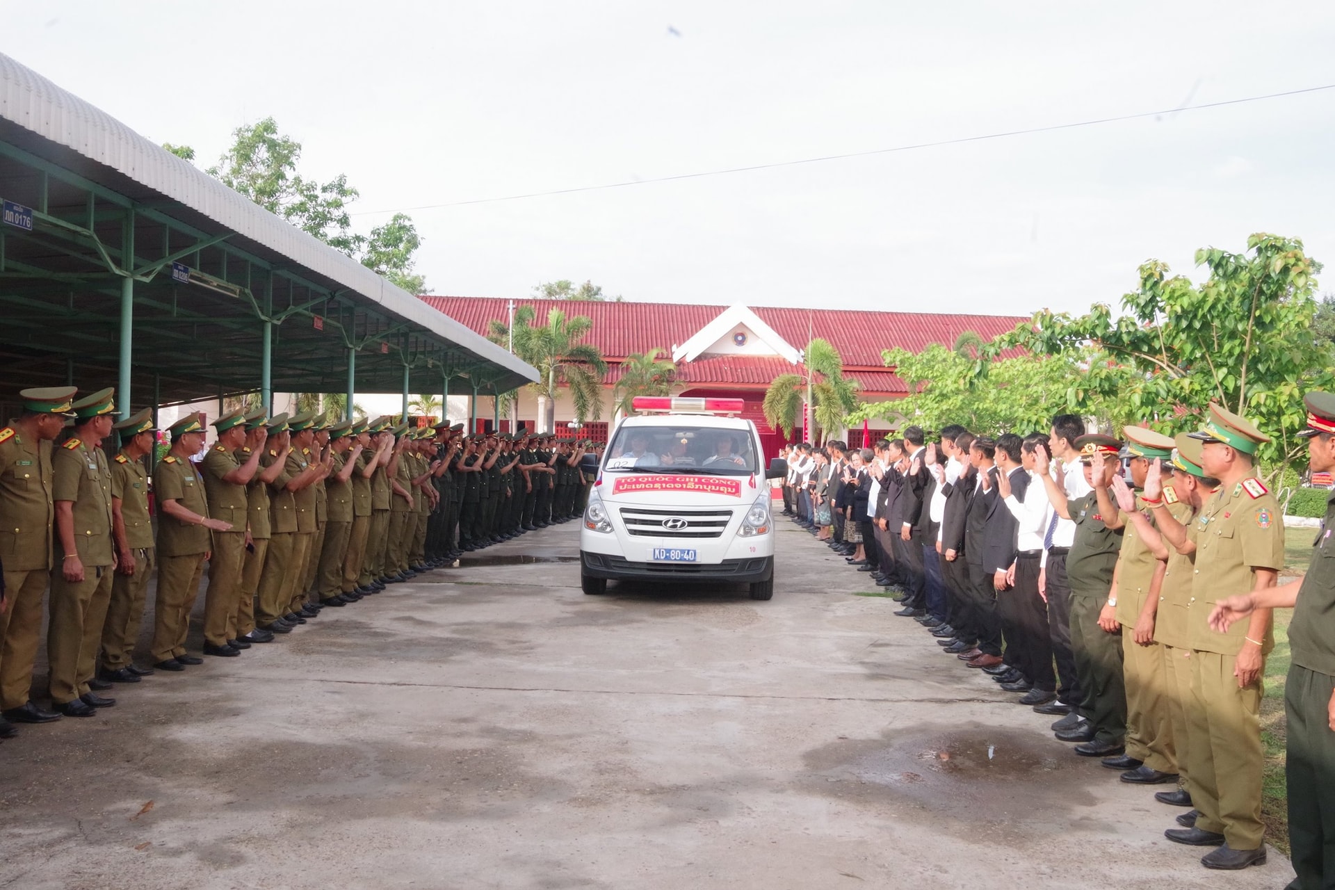 anh-20-lanh-dao-chinh-quyen-luc-luong-vu-trang-va-nhan-dan-2-tinh-salavan-va-sekong-tien-dua-cac-liet-si.jpg