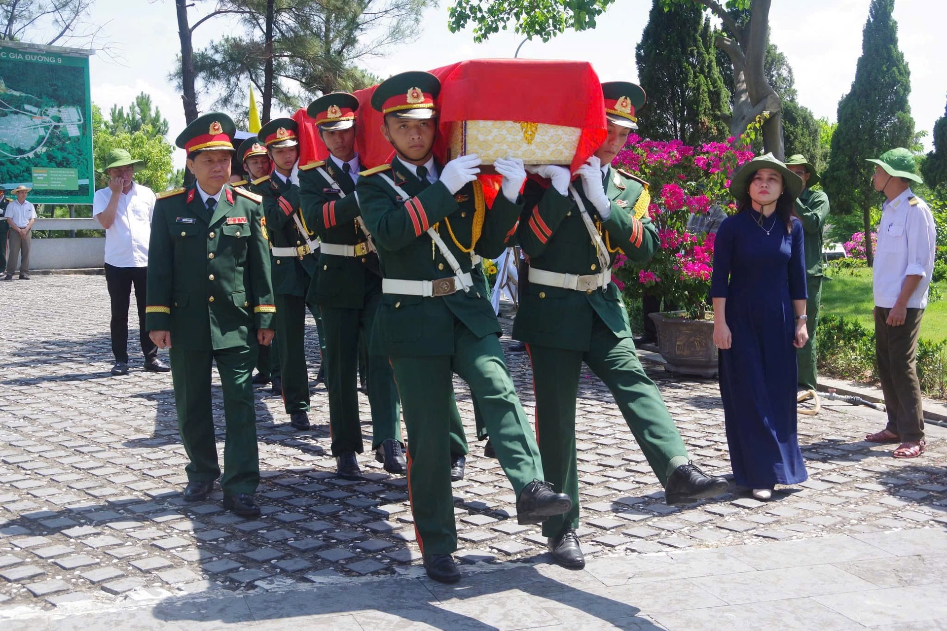 ban-giao-hai-cot-liet-si-210525-3.jpg