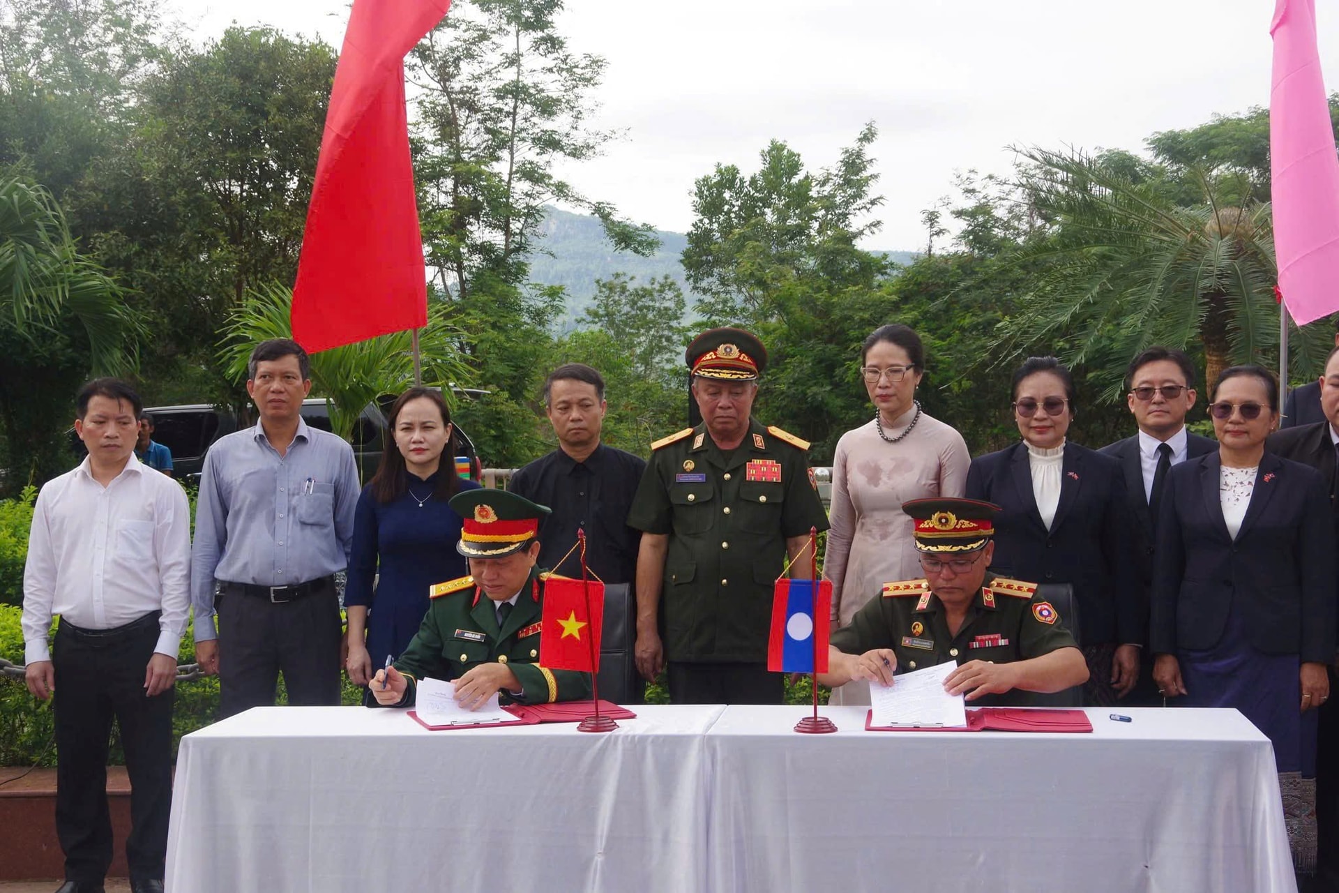 ban-giao-hai-cot-liet-si-210525-5.jpg
