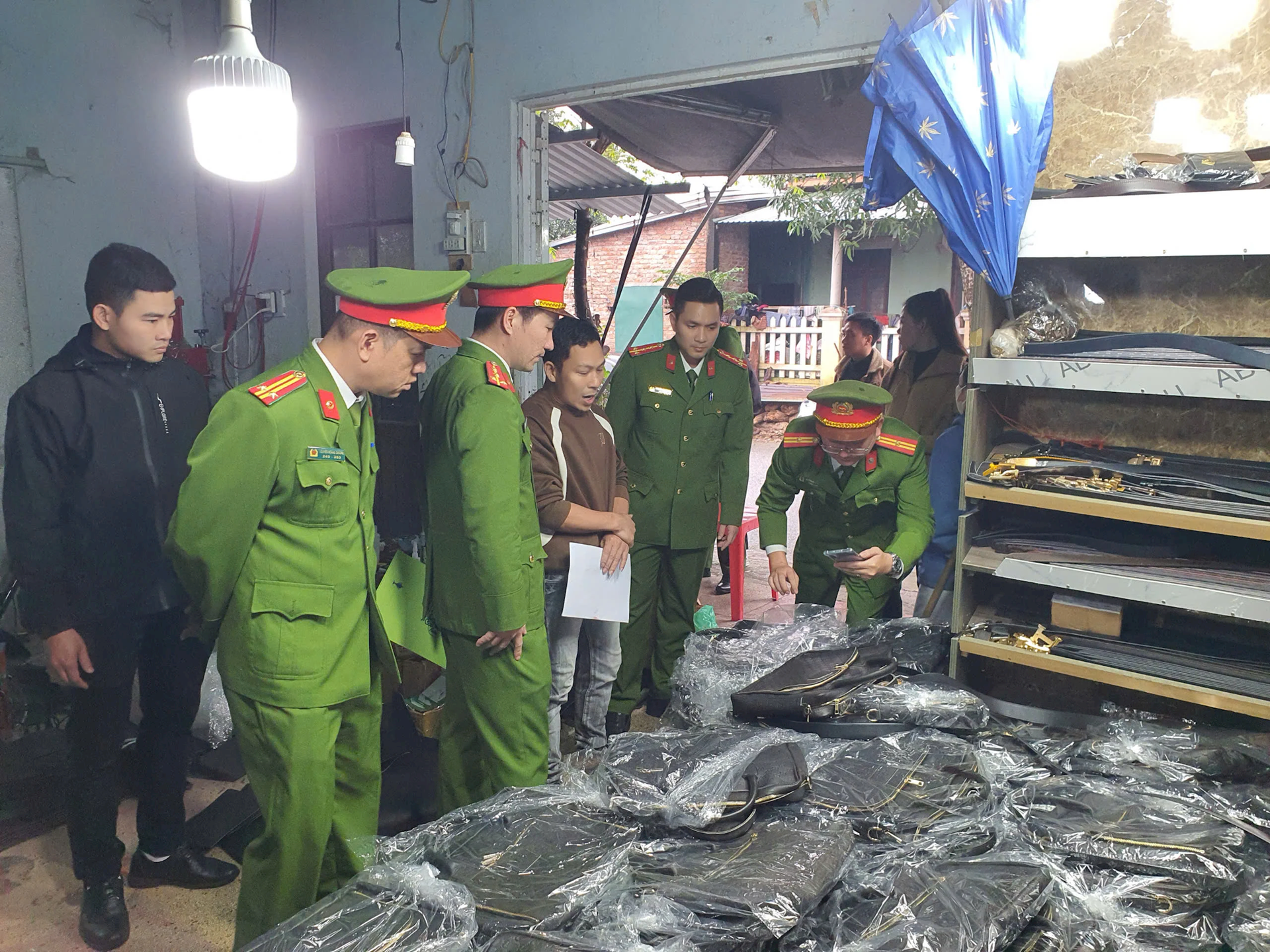 phat-hien-co-so-o-hue-san-xuat-hang-ngan-san-pham-gia-mao-cac-nhan-hieu-noi-tieng-anh-1-173468425881.png