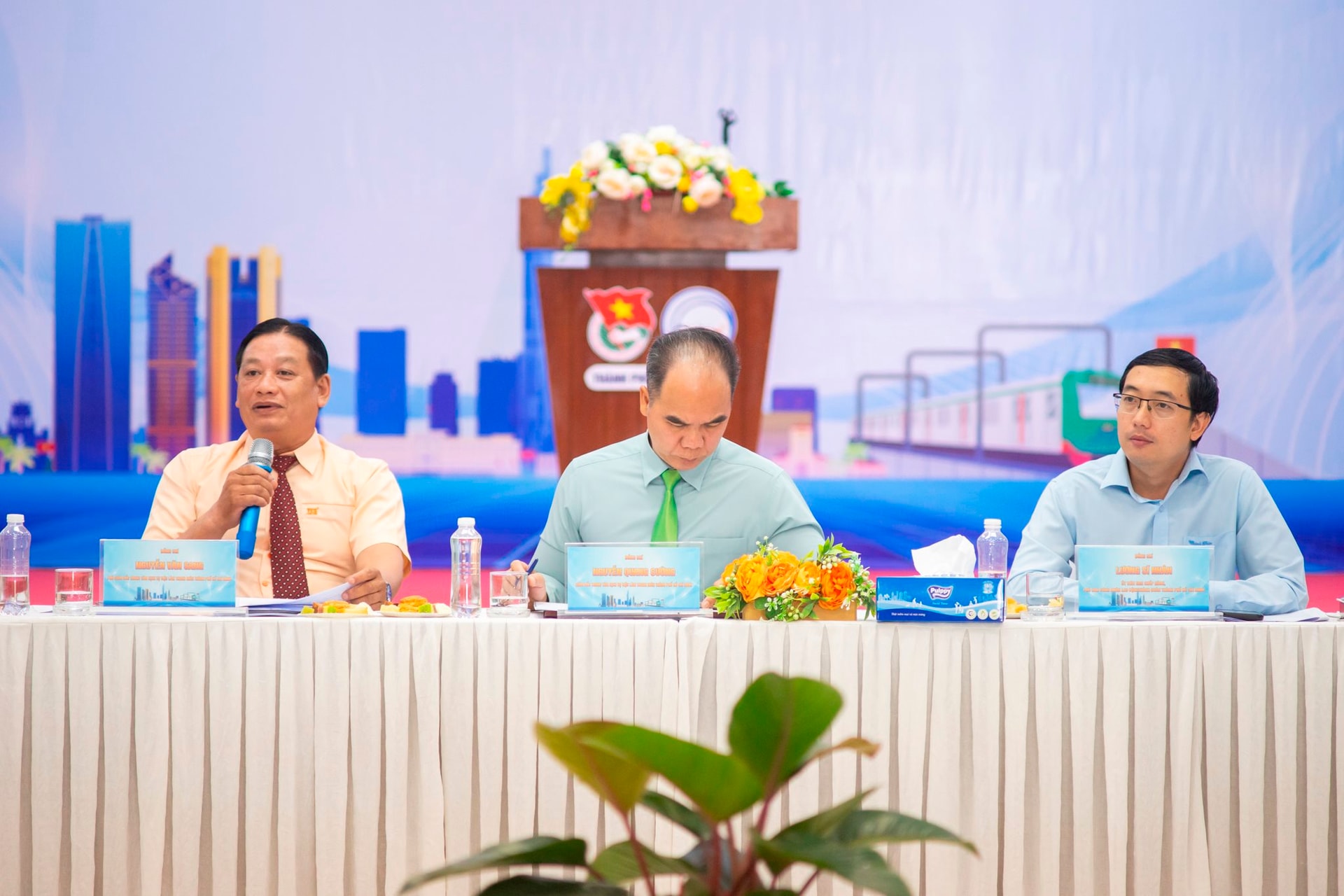 thanh-nien-viec-lam-1.jpg
