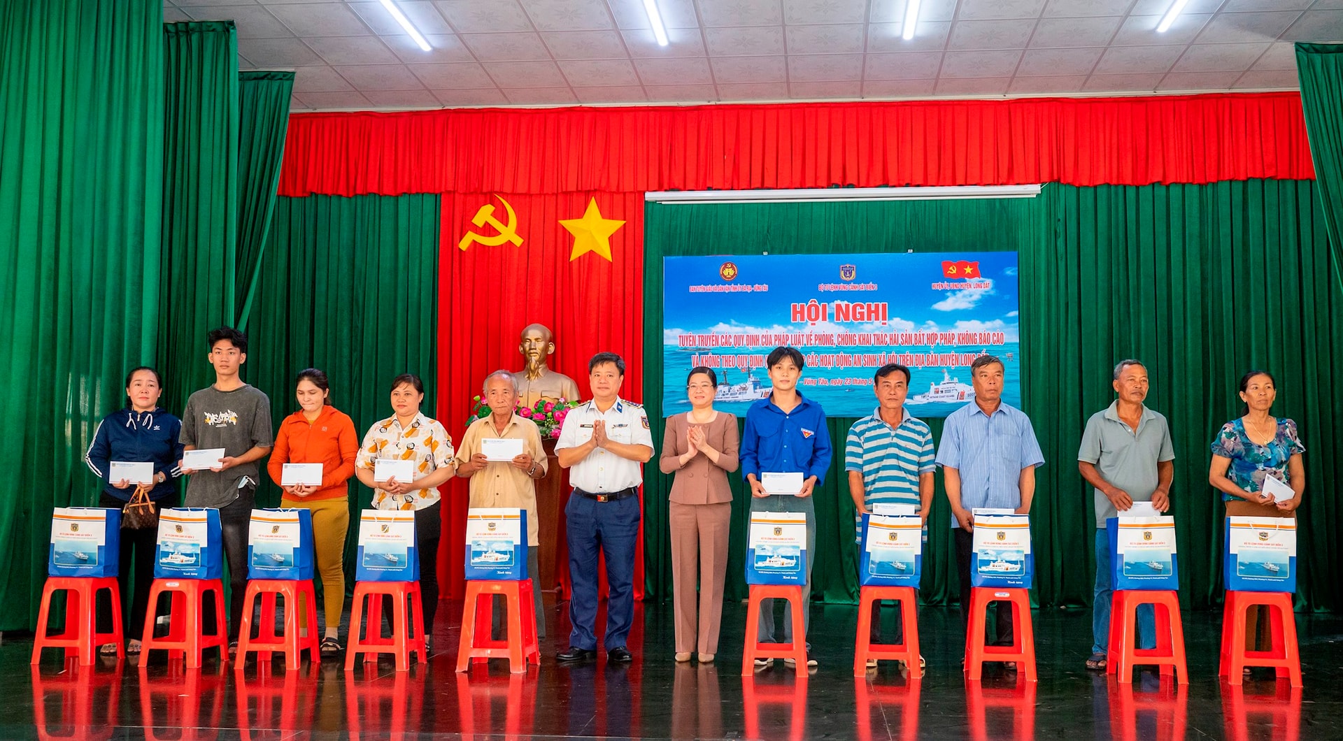 ban-to-chuc-tang-qua-cho-cac-gia-dinh-chinh-sach-ngu-dan-co-hoan-canh-kho-khan-tai-chuong-trinh..jpg