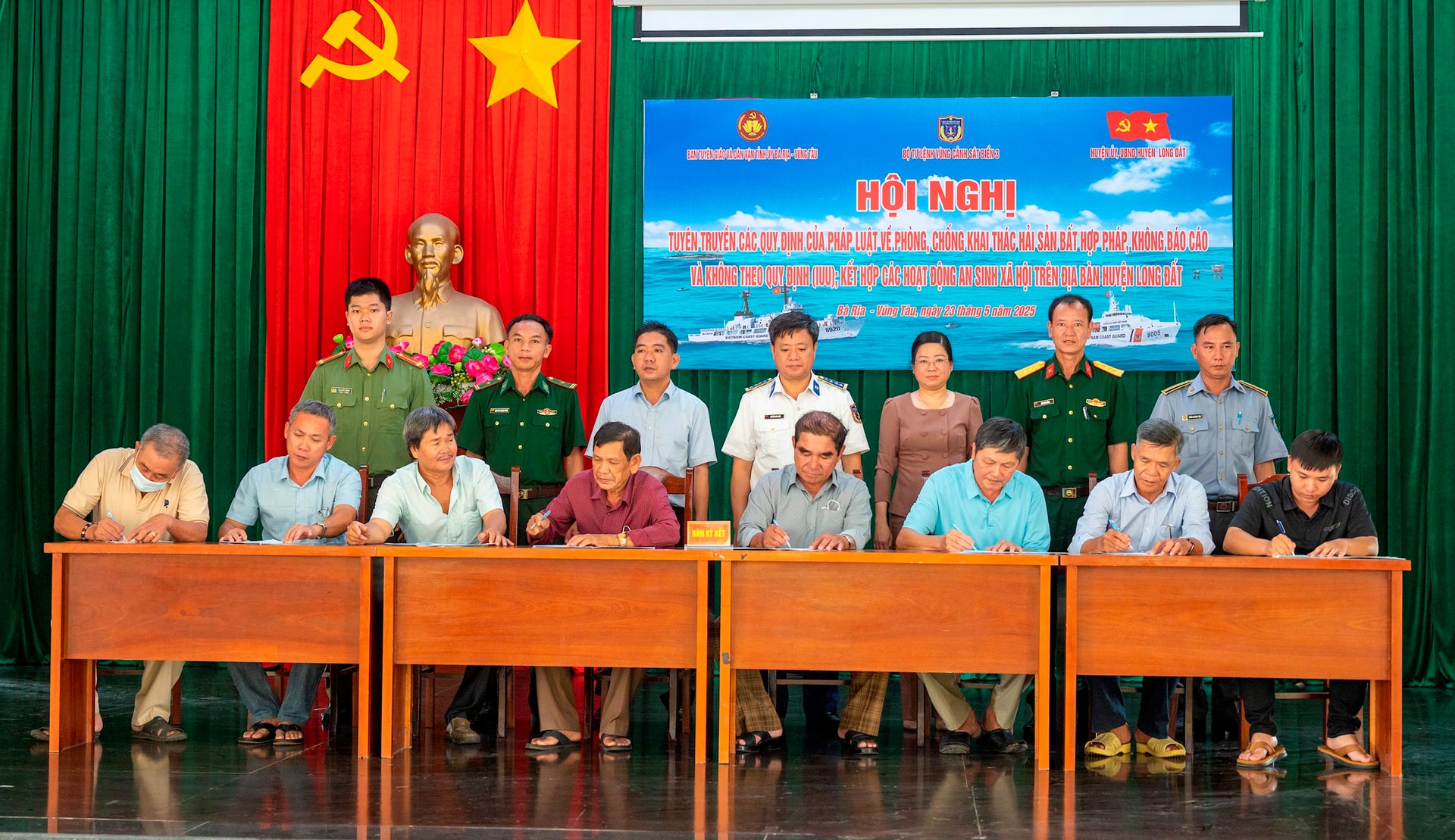 dai-dien-btl-vung-csb-3-cung-cap-uy-chinh-quyen-dia-phuong-cac-luc-luong-vu-trang-tren-dia-ban-chung-kien-chu-tau-ca-chu-phuong-tien-thuyen-truong-viet-cam-ket-khong-vi-pham-iuu..jpg