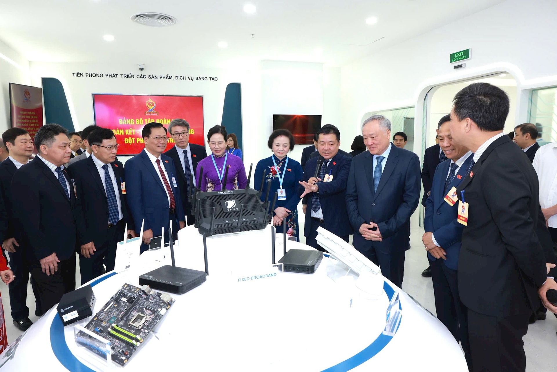 26.5-ho-thu-tuong-thuong-truc-nguyen-hoa-binh-va-cac-dai-bieu-tham-quan-khu-trung-bay-san-pham-dich-vu.jpg