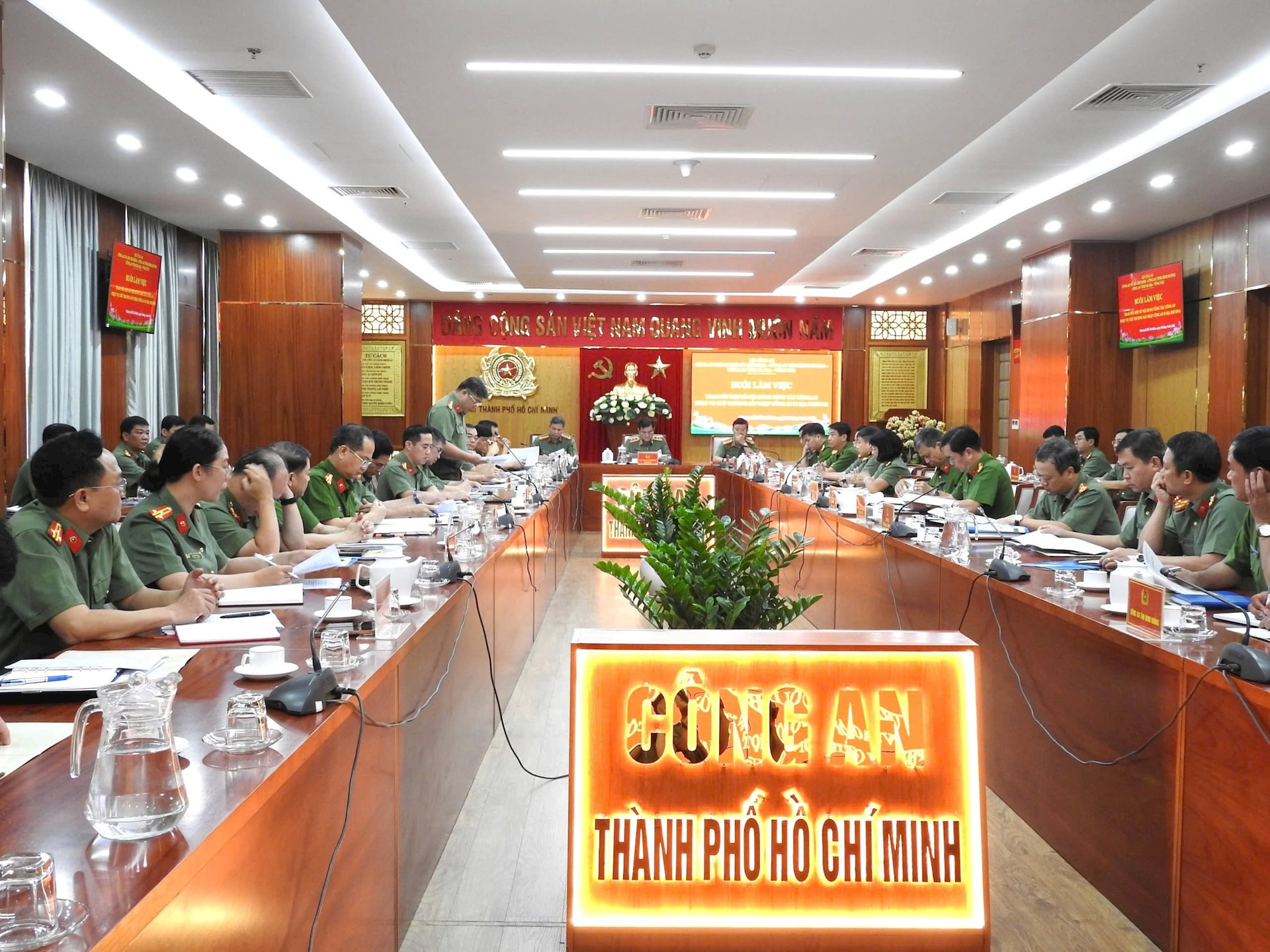 anh-1-ca-3-tinh-lam-viec.jpg