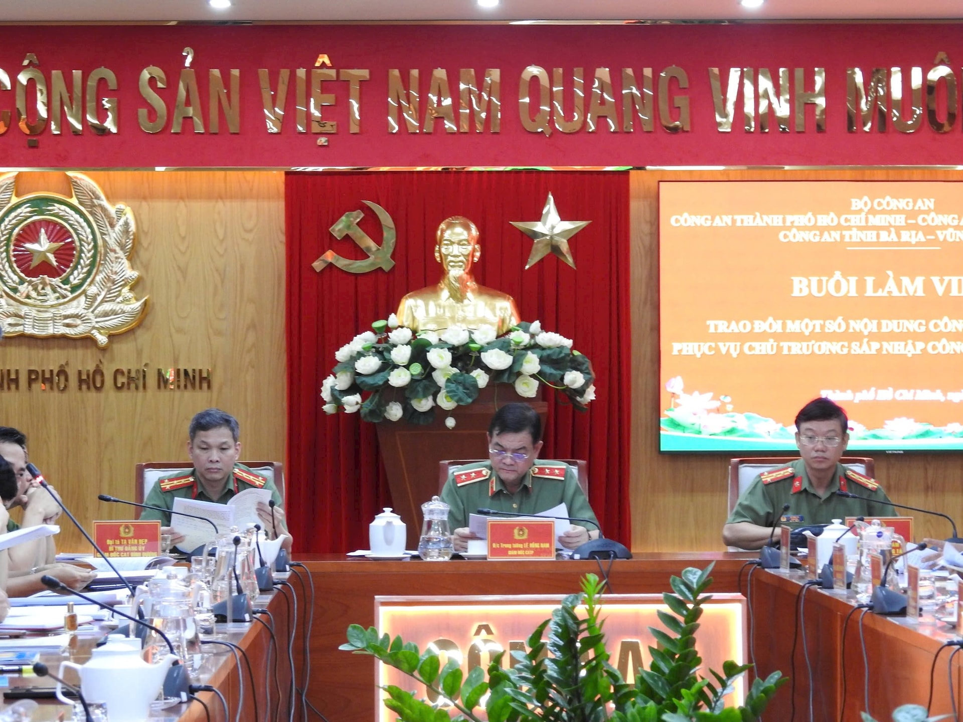 anh-2-ca-3-tinh-lam-viec.jpg