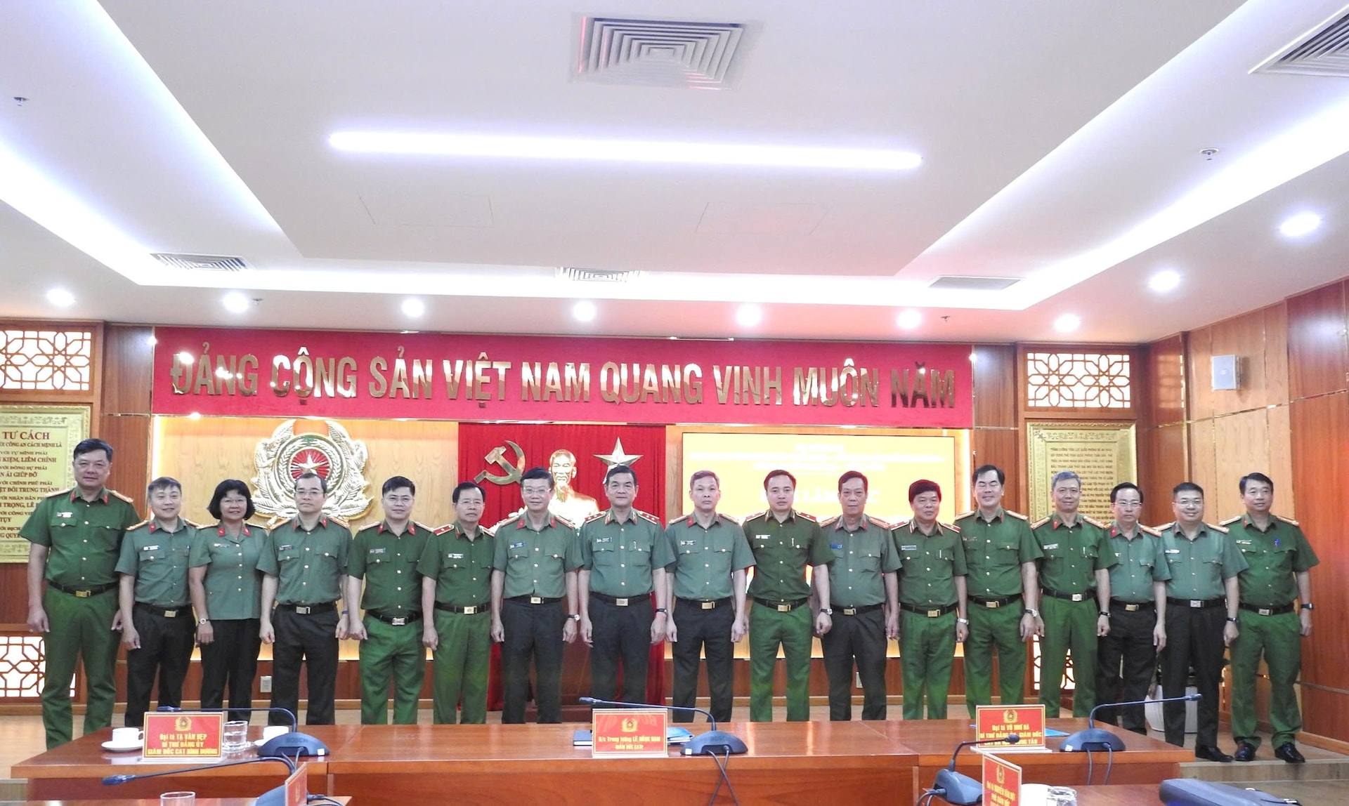 anh-4-ca-3-tinh-lam-viec-1-.jpg