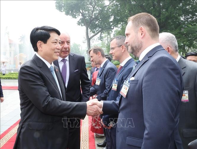 Chủ tịch nước Lương Cường chủ trì lễ đón chính thức Tổng thống Hungary- Ảnh 8.