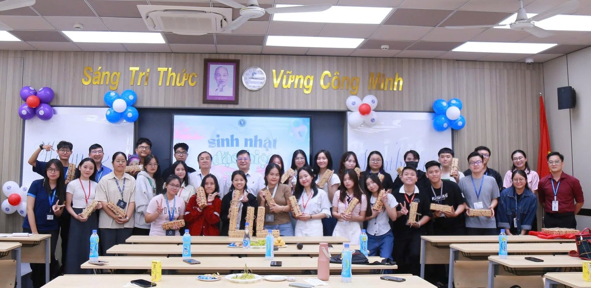 chuong-trinh-sinh-nhat-dac-biet-cung-ulaw-duoc-dong-dao-sinh-vien-don-nhan-nong-nhiet.jpg