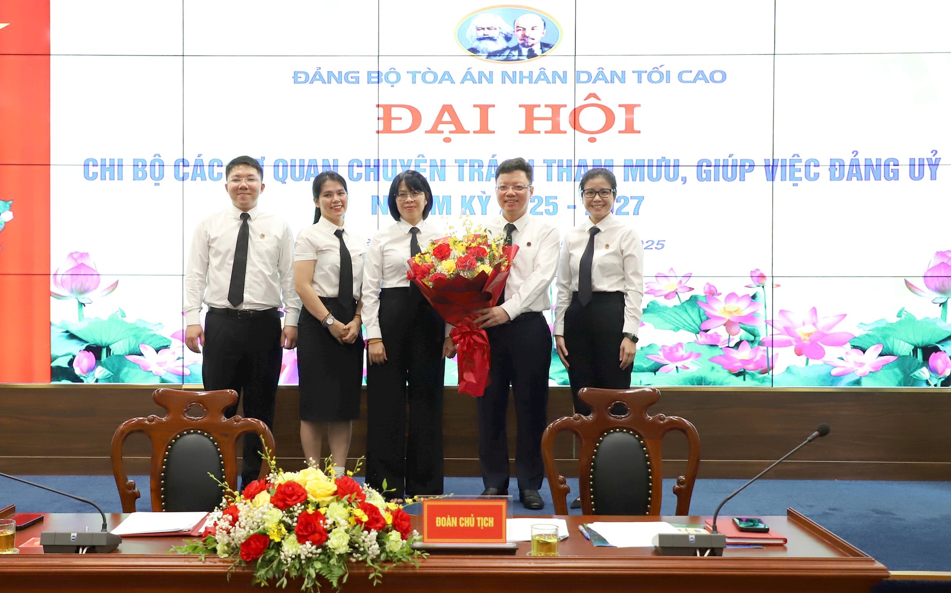 co-giup-viec-dang-uy-tandtc-1-.jpg