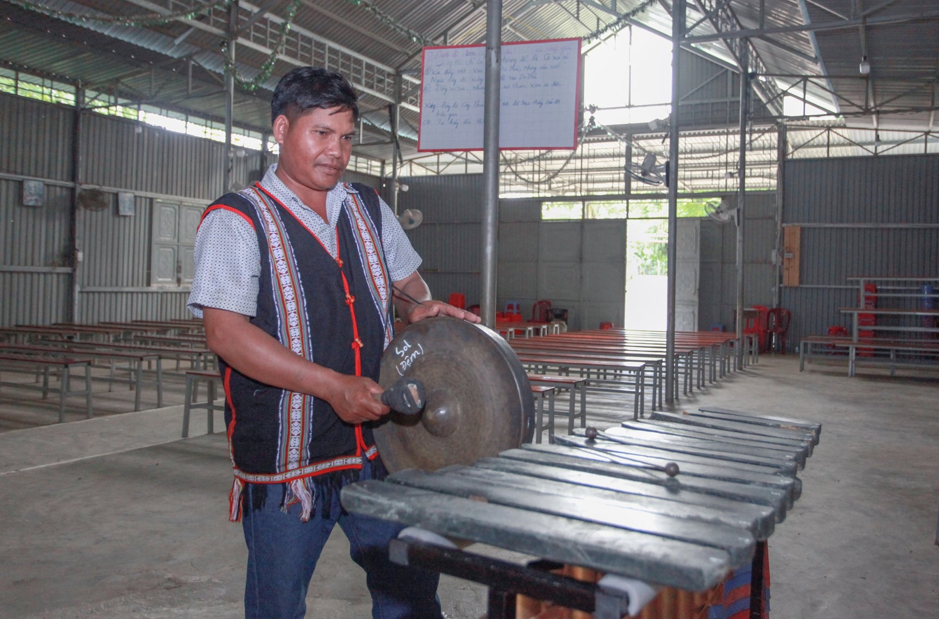 nghe-nhan-a-glung-dang-danh-chieng.jpg