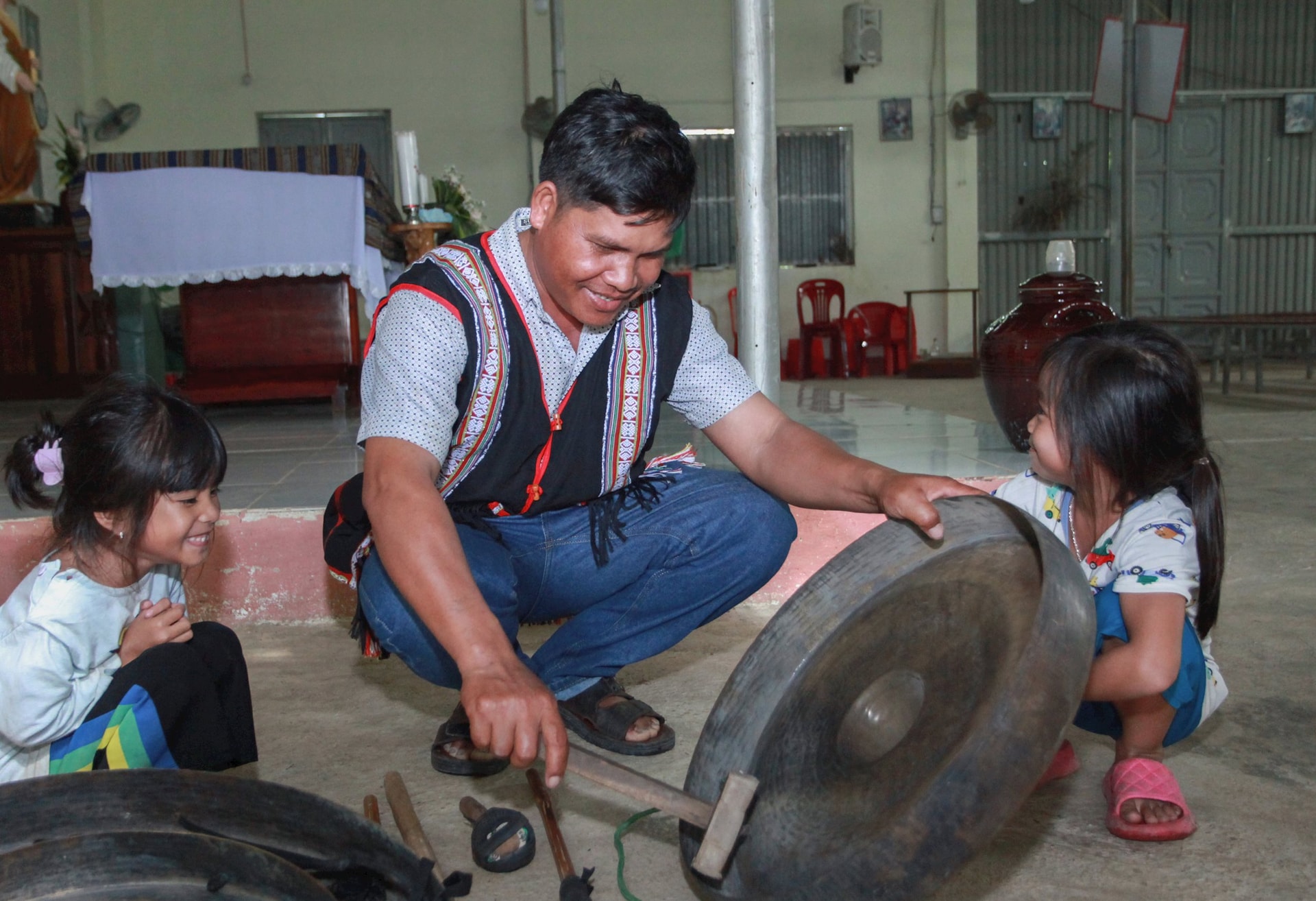 nghe-nhan-a-glung-mong-muon-truyen-tinh-yeu-doi-voi-cong-chieng-cho-cac-em-nho-trong-lang.jpg
