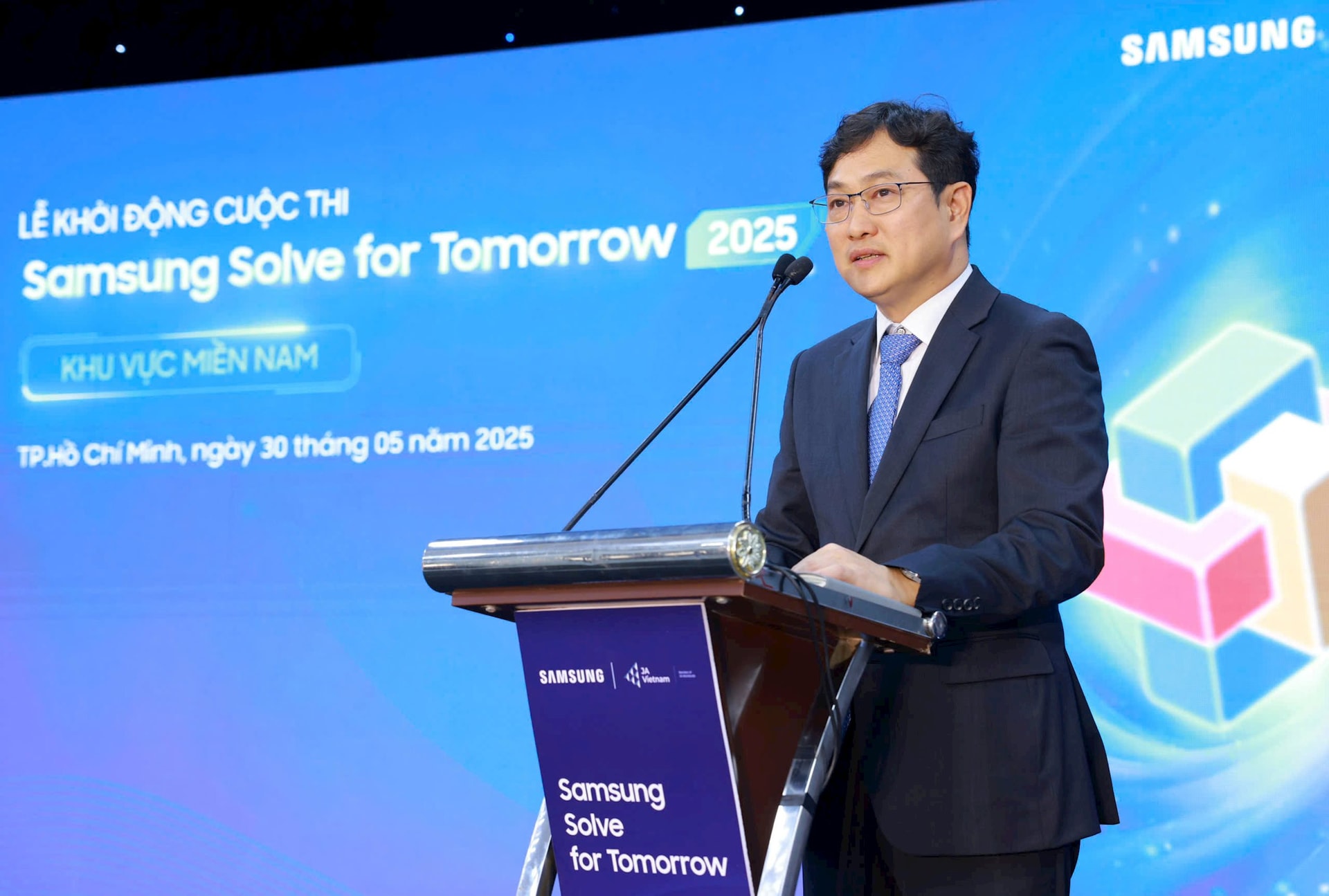 ong-kim-yong-sup-pho-tong-giam-doc-samsung-viet-nam-phat-bieu-tai-su-kien.jpg