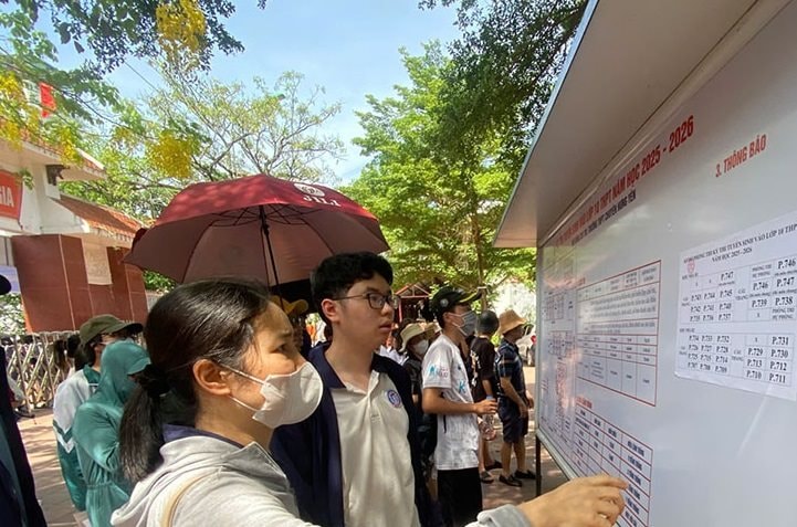 hung-yen-hon-17-nghin-thi-sinh-den-lam-thu-tuc-du-thi-vao-lop-10.jpg
