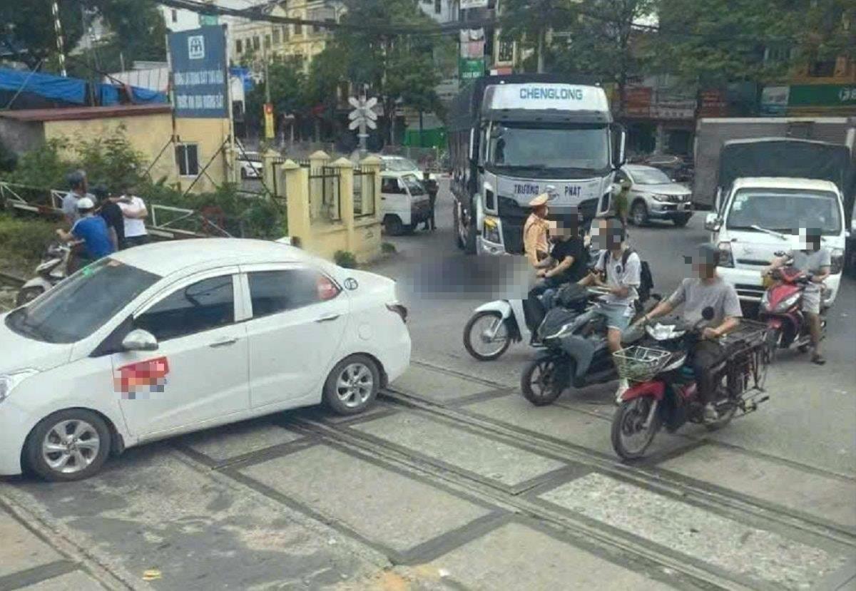 ha-noi-va-cham-giua-xe-tai-va-xe-may-khien-mot-nu-sinh-tu-vong-1-.jpg