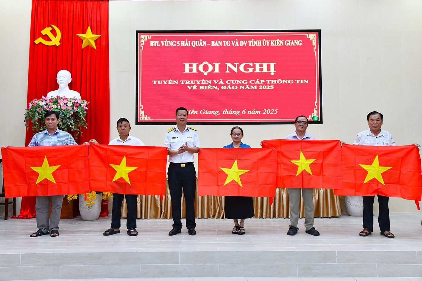 4.-dai-ta-tang-ngoc-thach-pho-chu-nhiem-chinh-tri-bo-tu-lenh-vung-5-hai-quan-tang-co-to-quoc-cho-cac-dai-bieu.jpeg