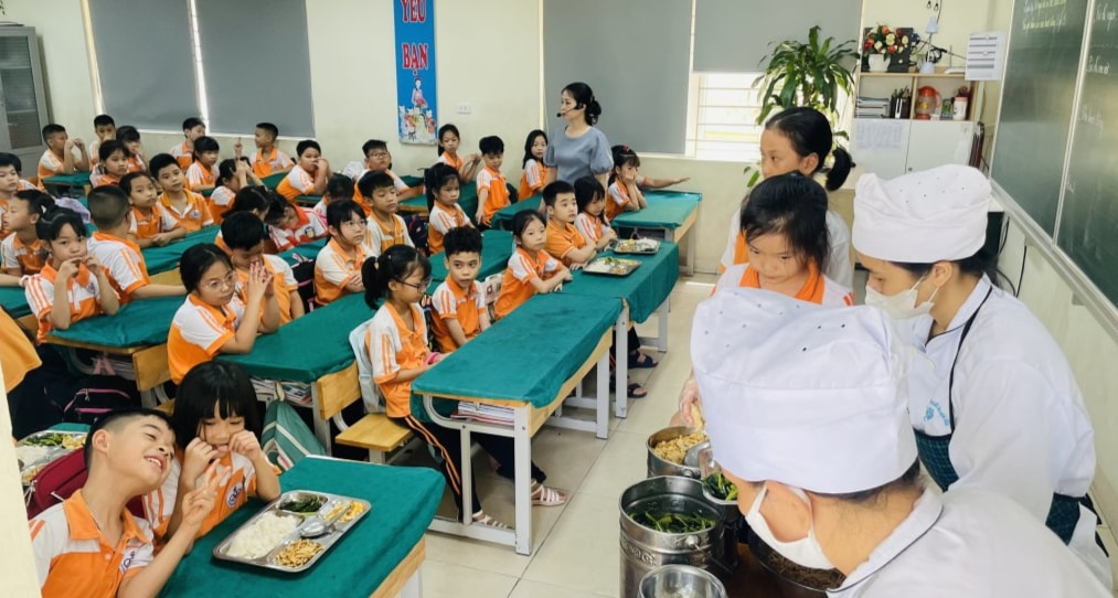 mien-phi-bua-an-trua-cho-hoc-sinh-tieu-hoc.jpg