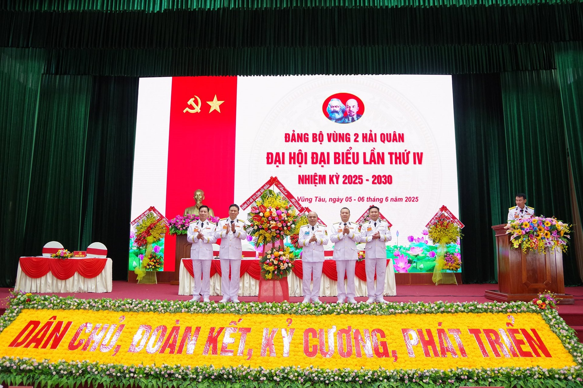 4.-thu-truong-quan-chung-hai-quan-tang-hoa-chuc-mung-dai-hoi.jpg