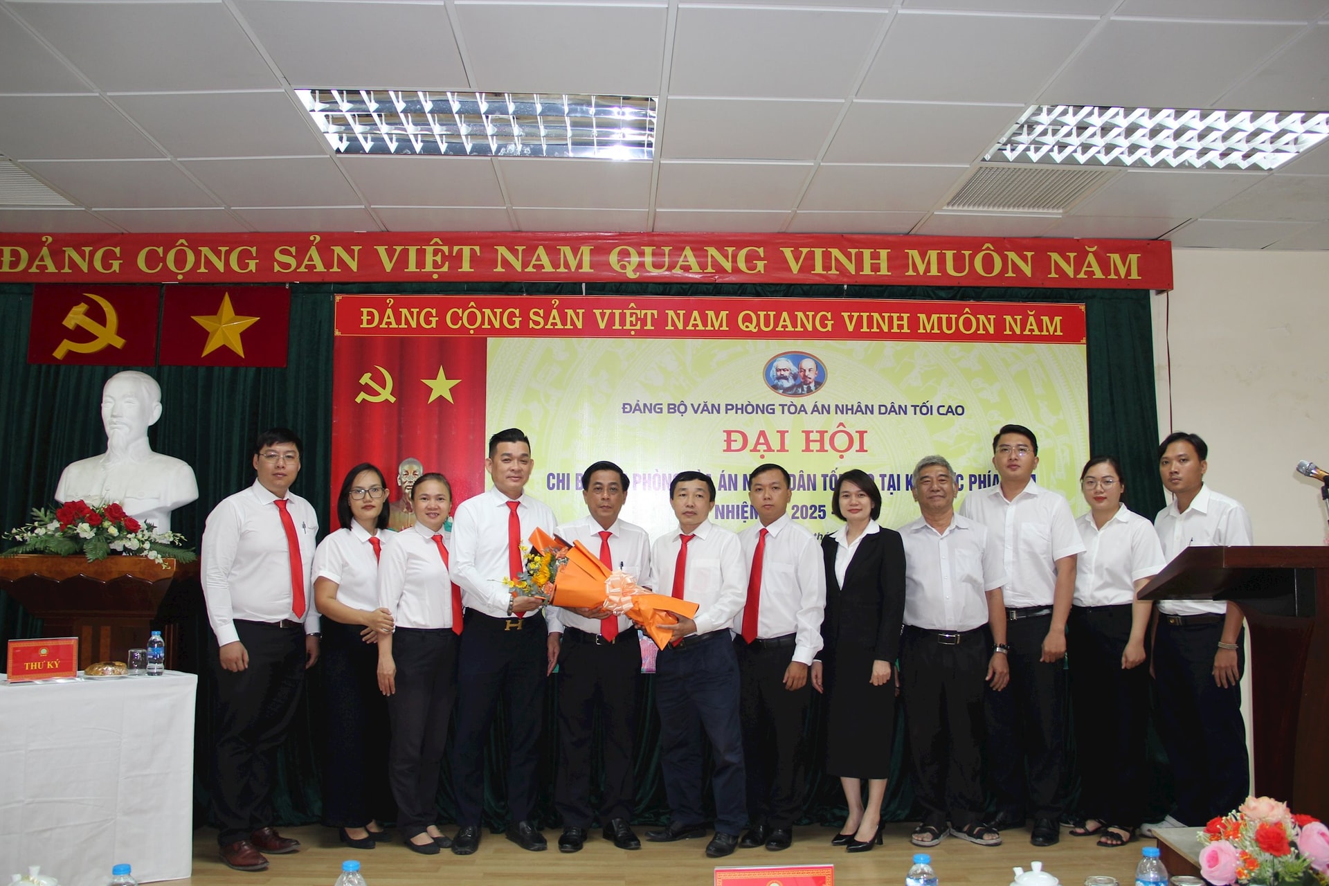 cac-dang-vien-tang-hoa-chuc-mung-va-chup-anh-luu-niem.jpg