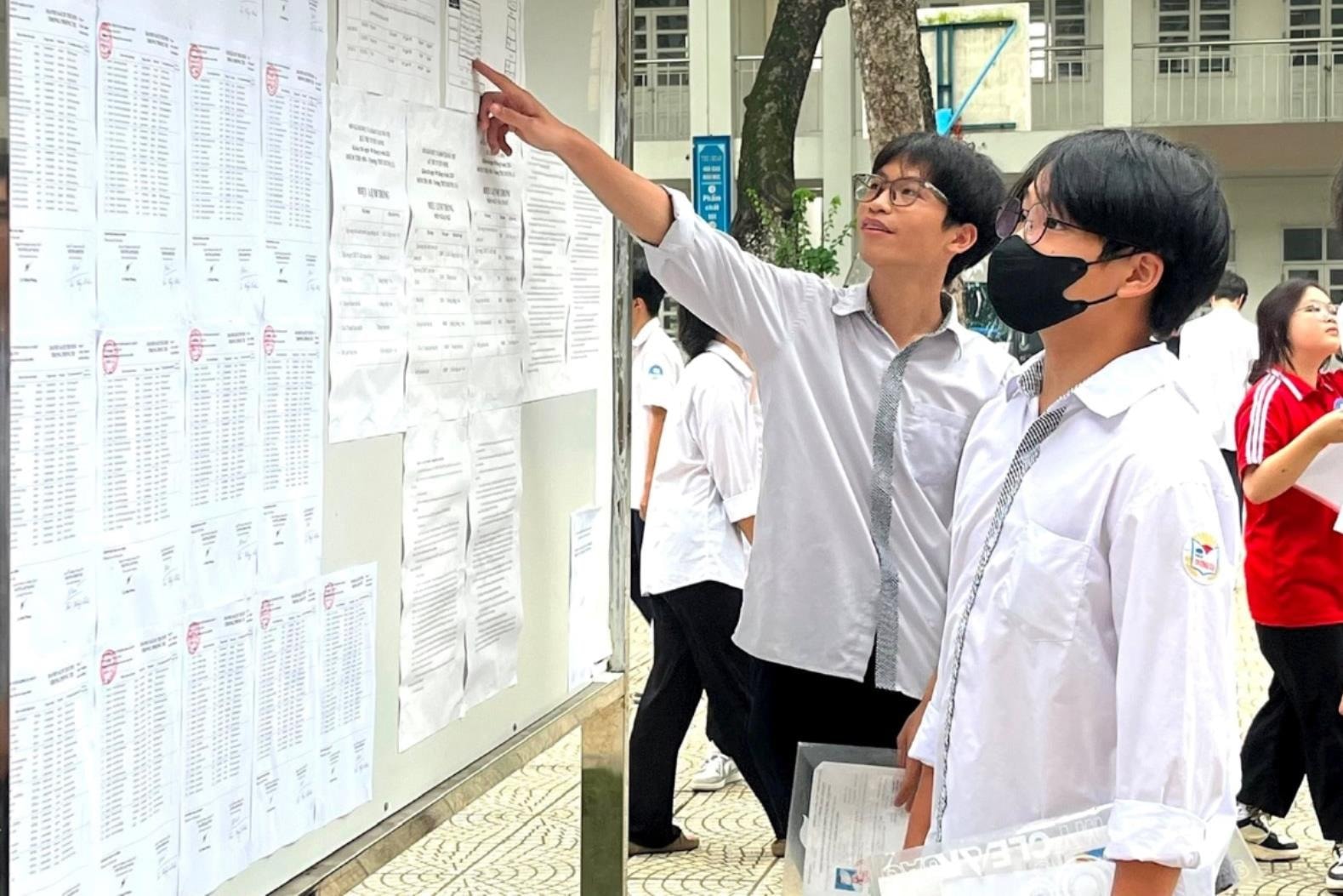 n-nam-truoc-3-.-tuy-nhien-ky-thi-nay-luon-duoc-su-quan-tam-dac-biet-cua-xa-hoi-boi-tinh-canh-tranh-cao-hau-het-phu-huynh-hoc(2).jpg